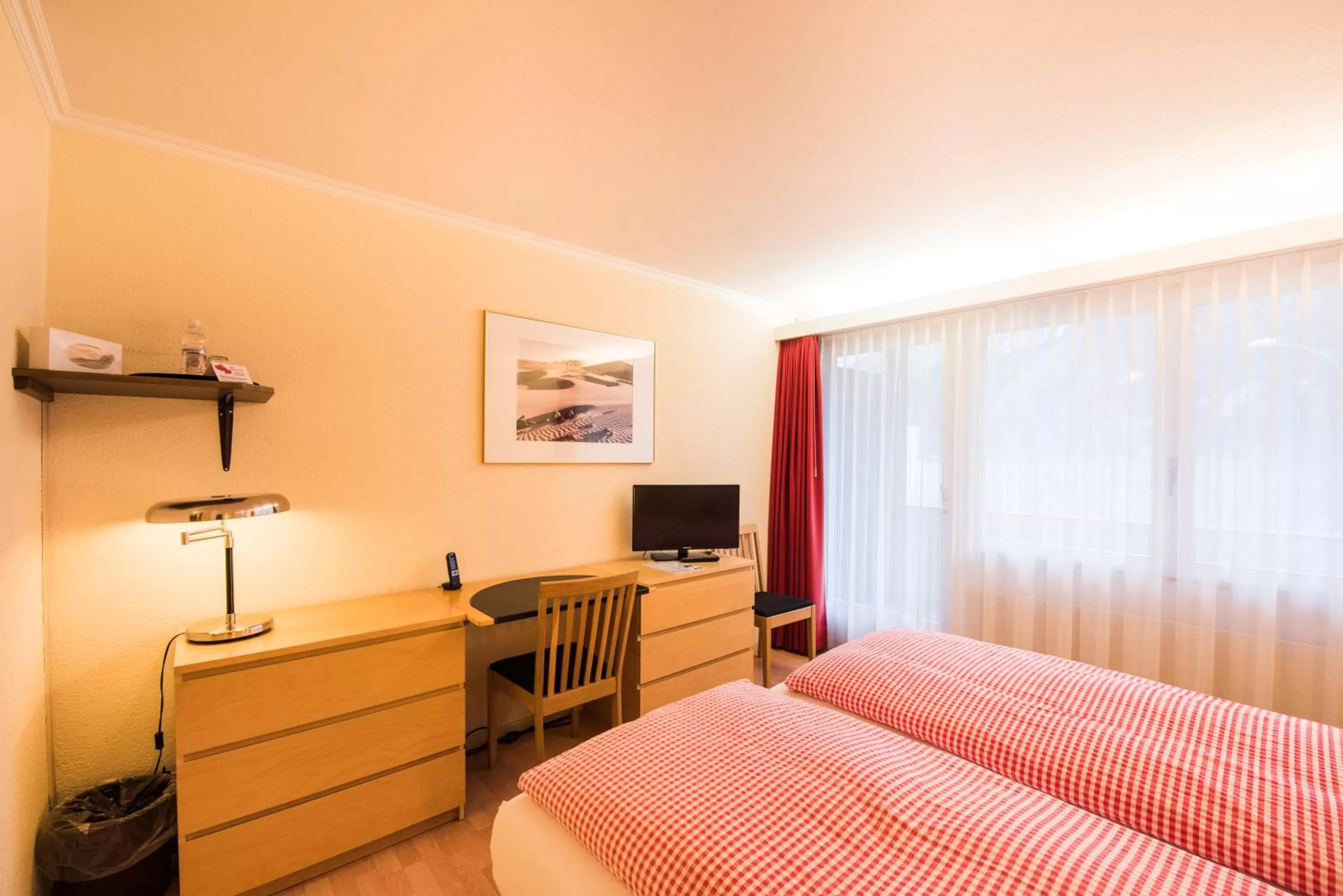 Bedroom, Bed in Hotel Weisses Kreuz