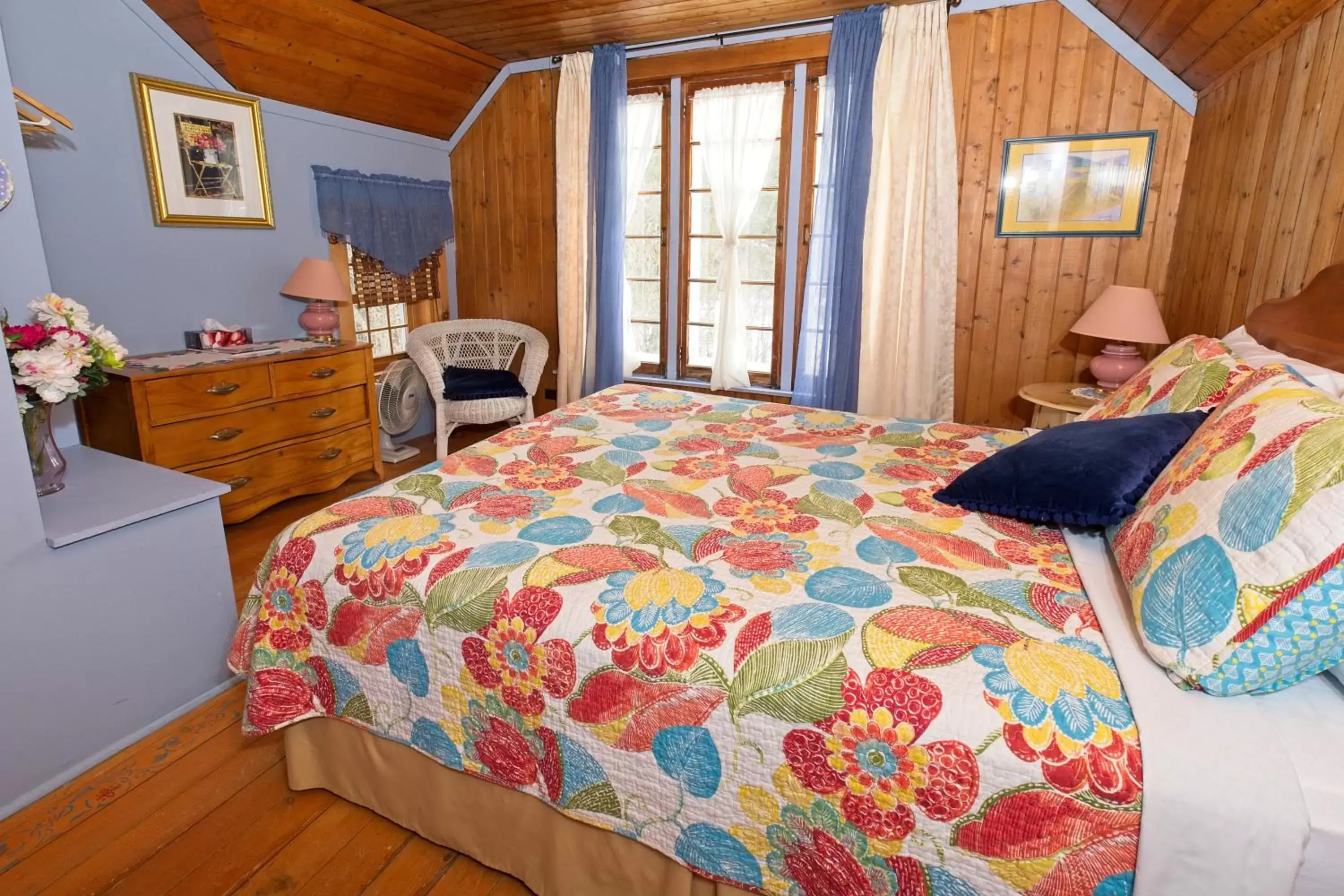 Photo of the whole room, Bed in Auberge sur la Côte