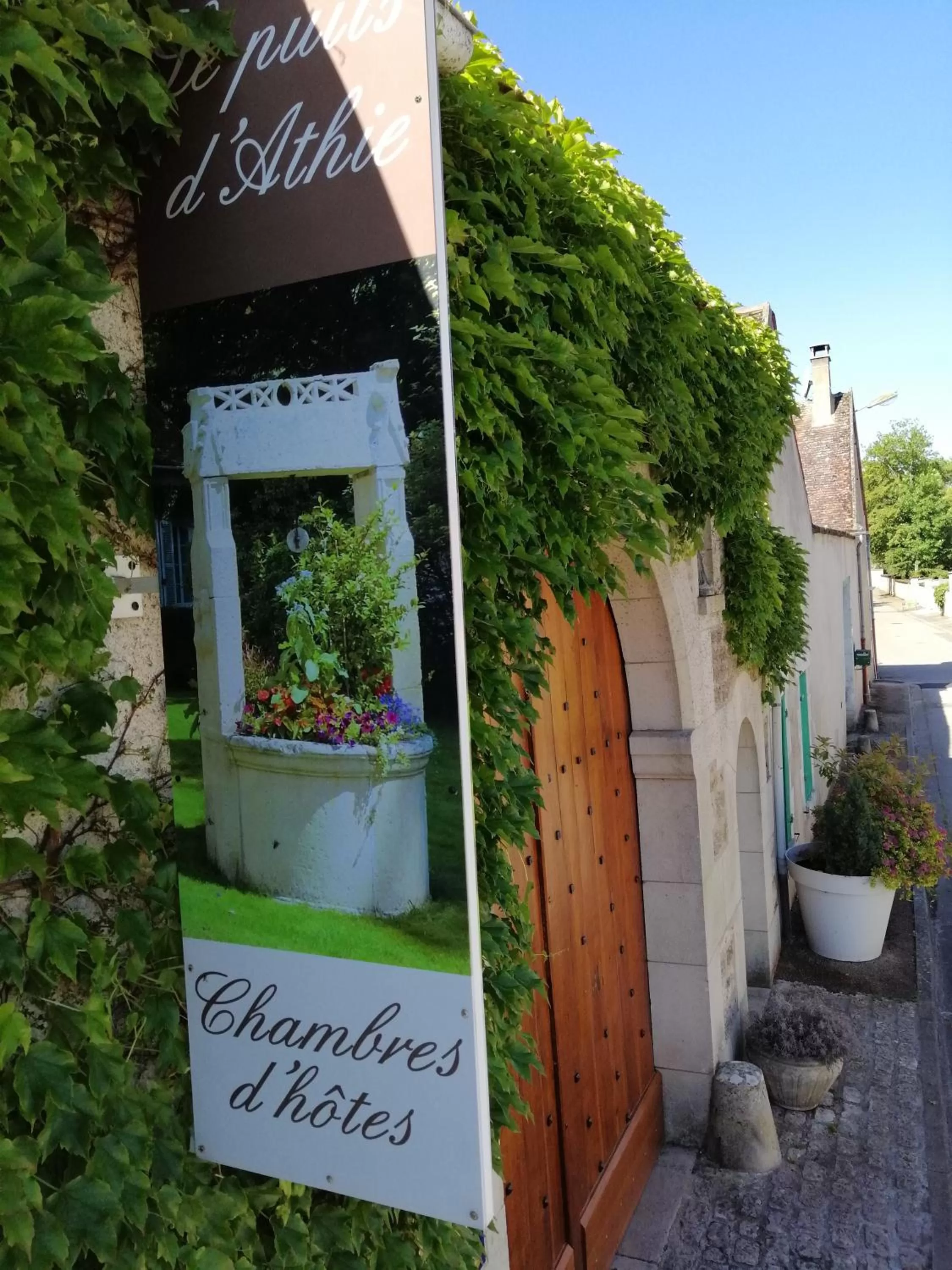 Property logo or sign in Chambres et Tables d'hôtes du Puits d'Athie