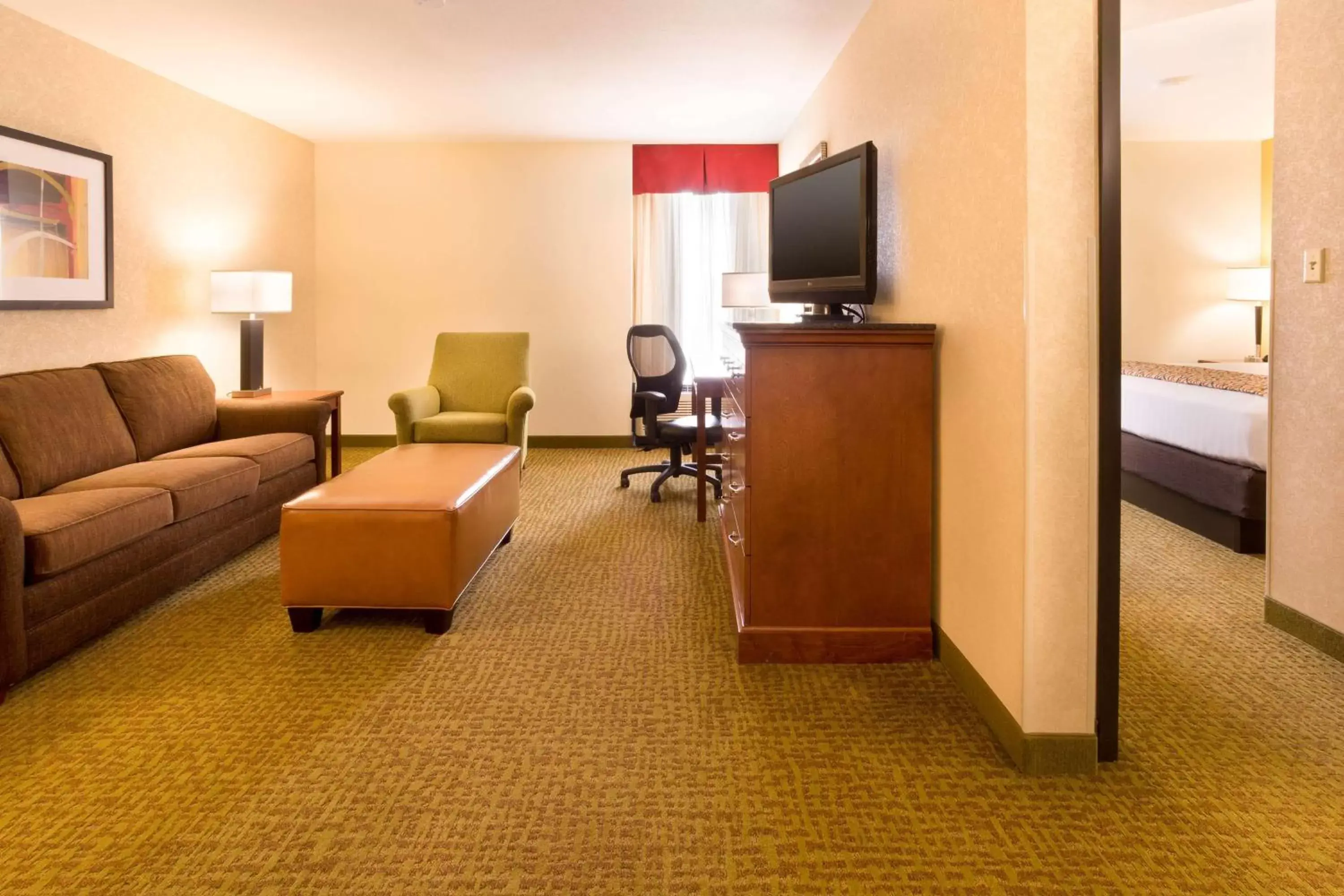 Photo of the whole room, Seating Area in Drury Inn & Suites Charlotte University Place