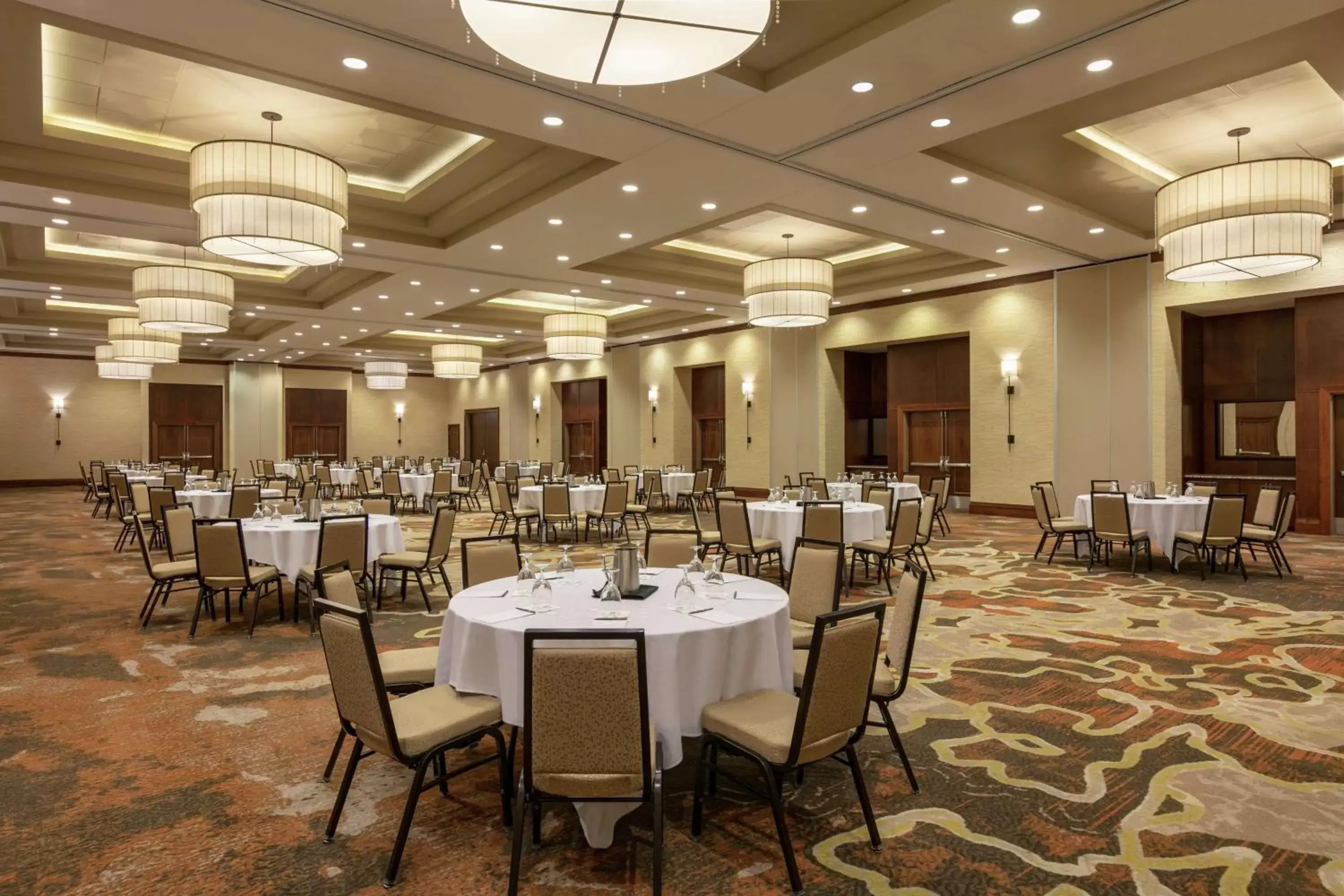 Meeting/conference room, Restaurant/Places to Eat in Embassy Suites Chattanooga Hamilton Place