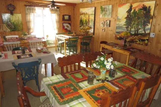 Restaurant/Places to Eat in Le Gîte Ambrelane