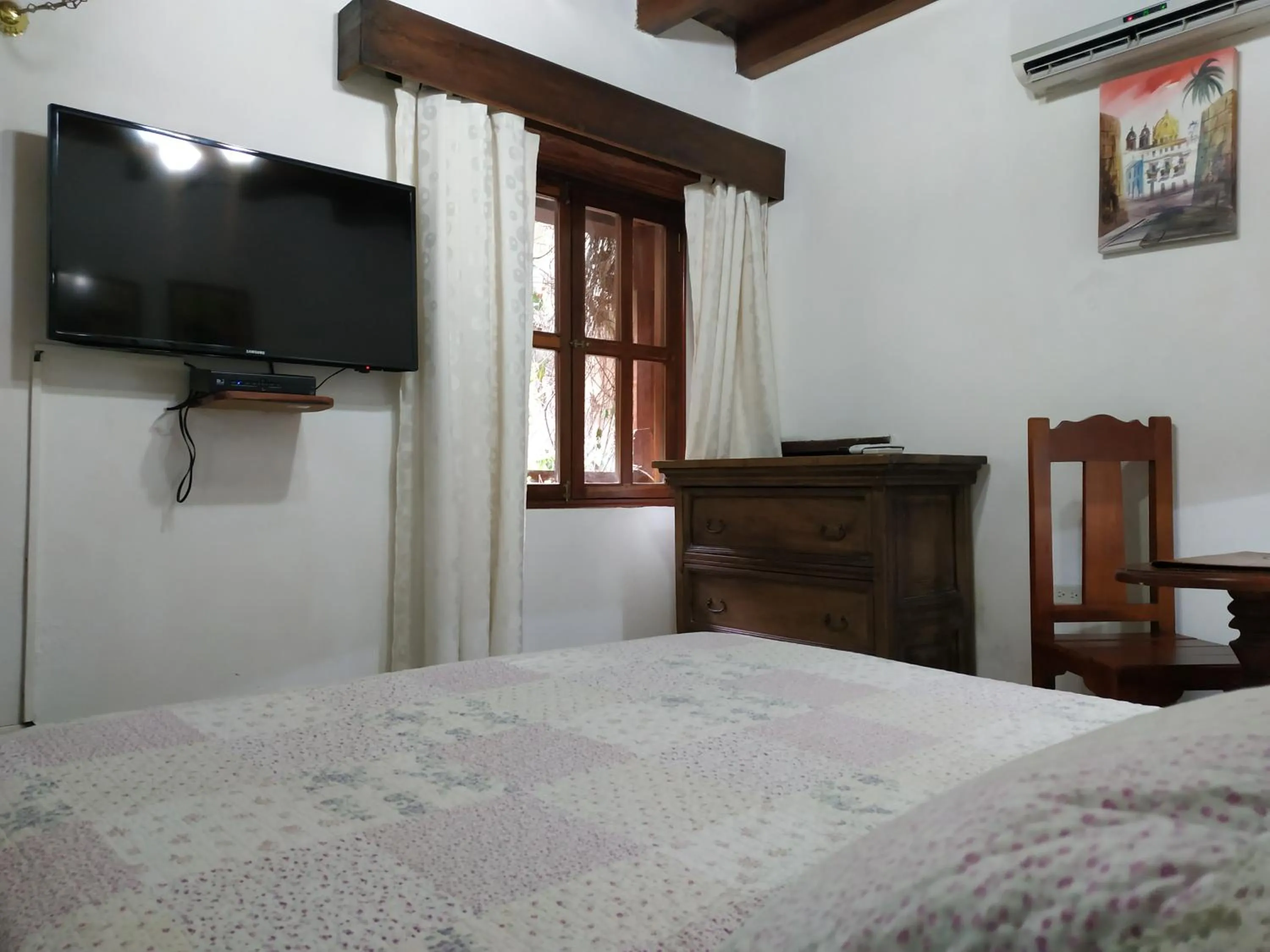 Photo of the whole room, Bed in Casa India Catalina