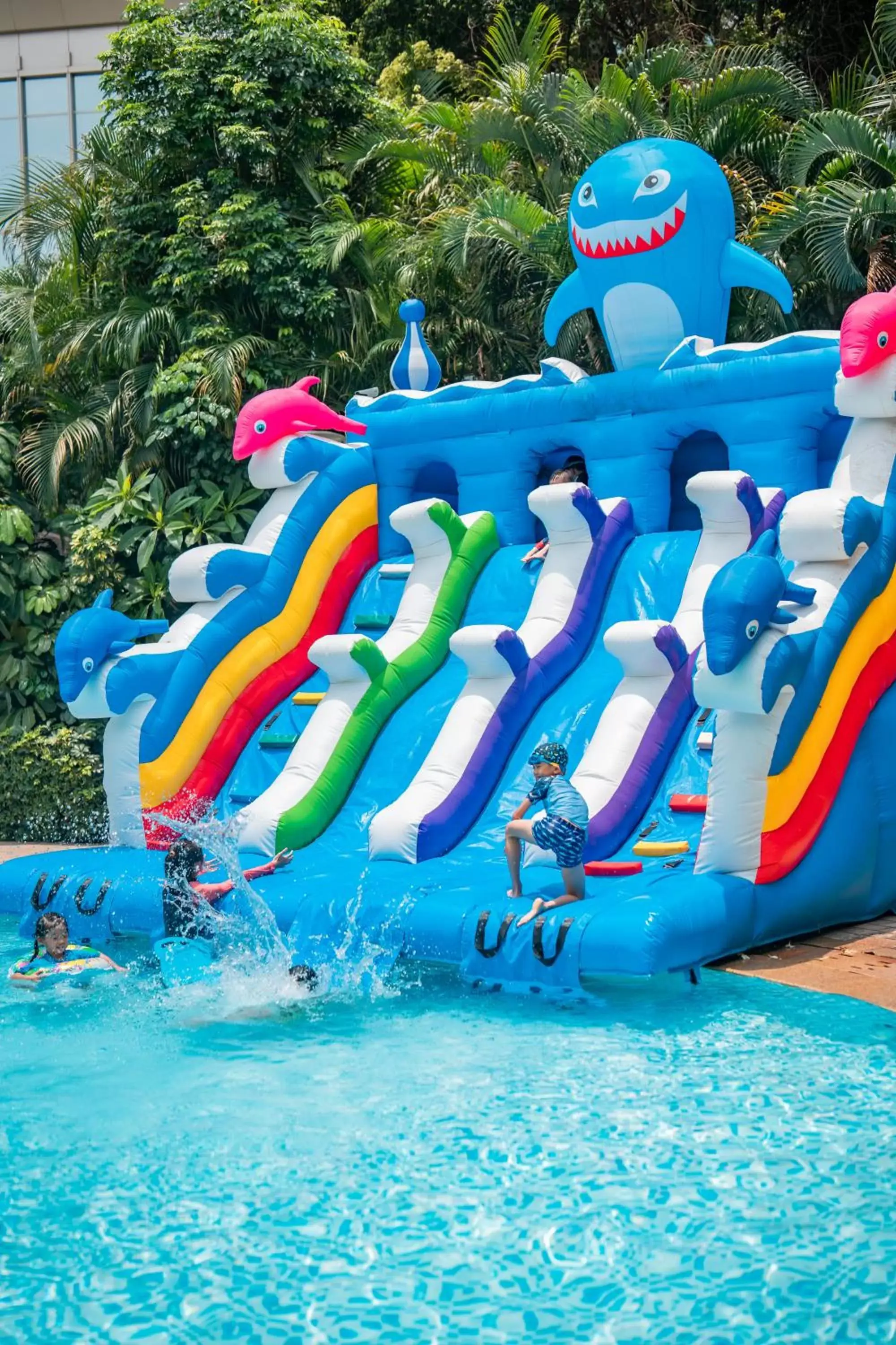 Swimming pool in Shangri-La Guangzhou Swimming pool in Shangri-La Guangzhou