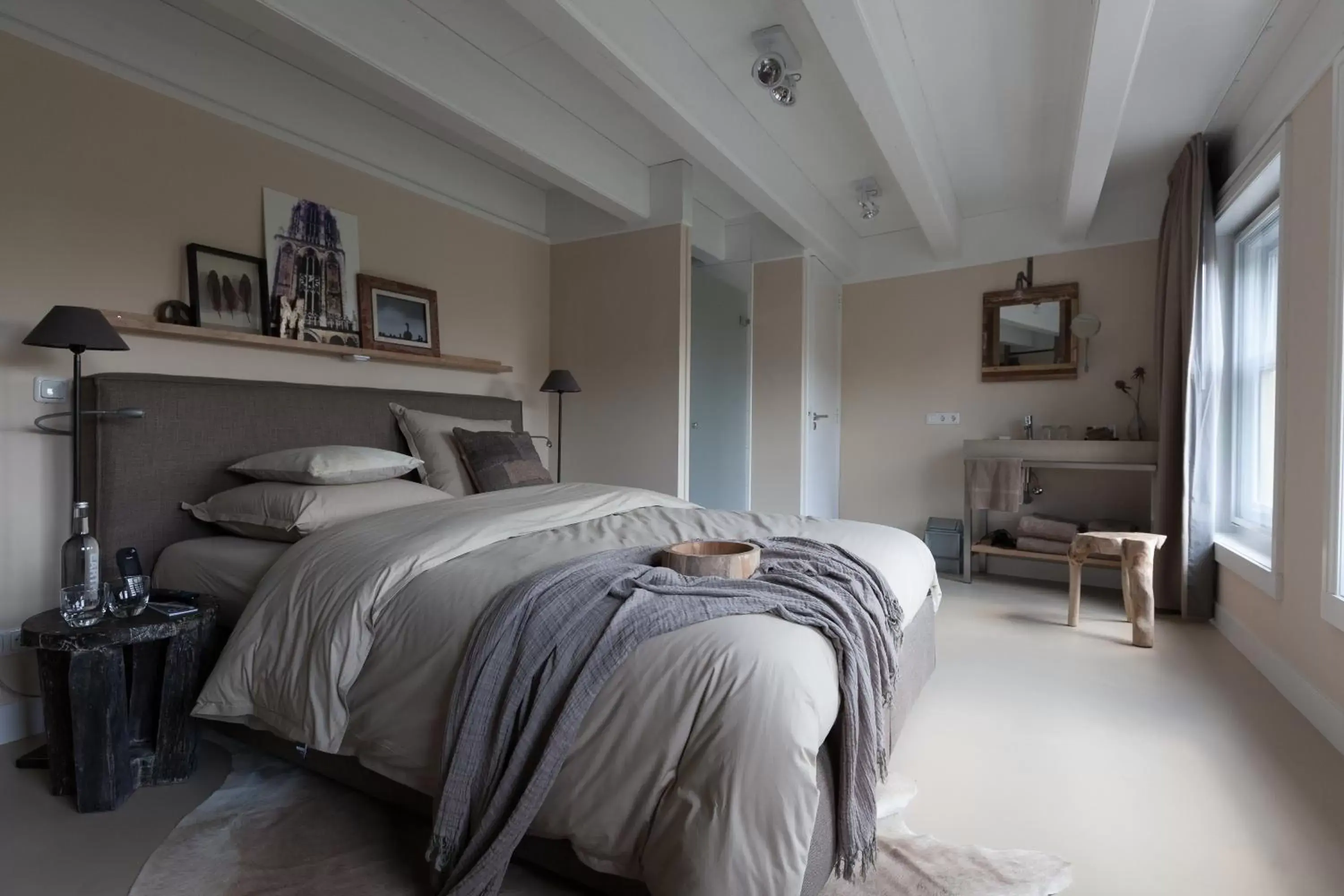 Bathroom, Bed in Mother Goose Hotel