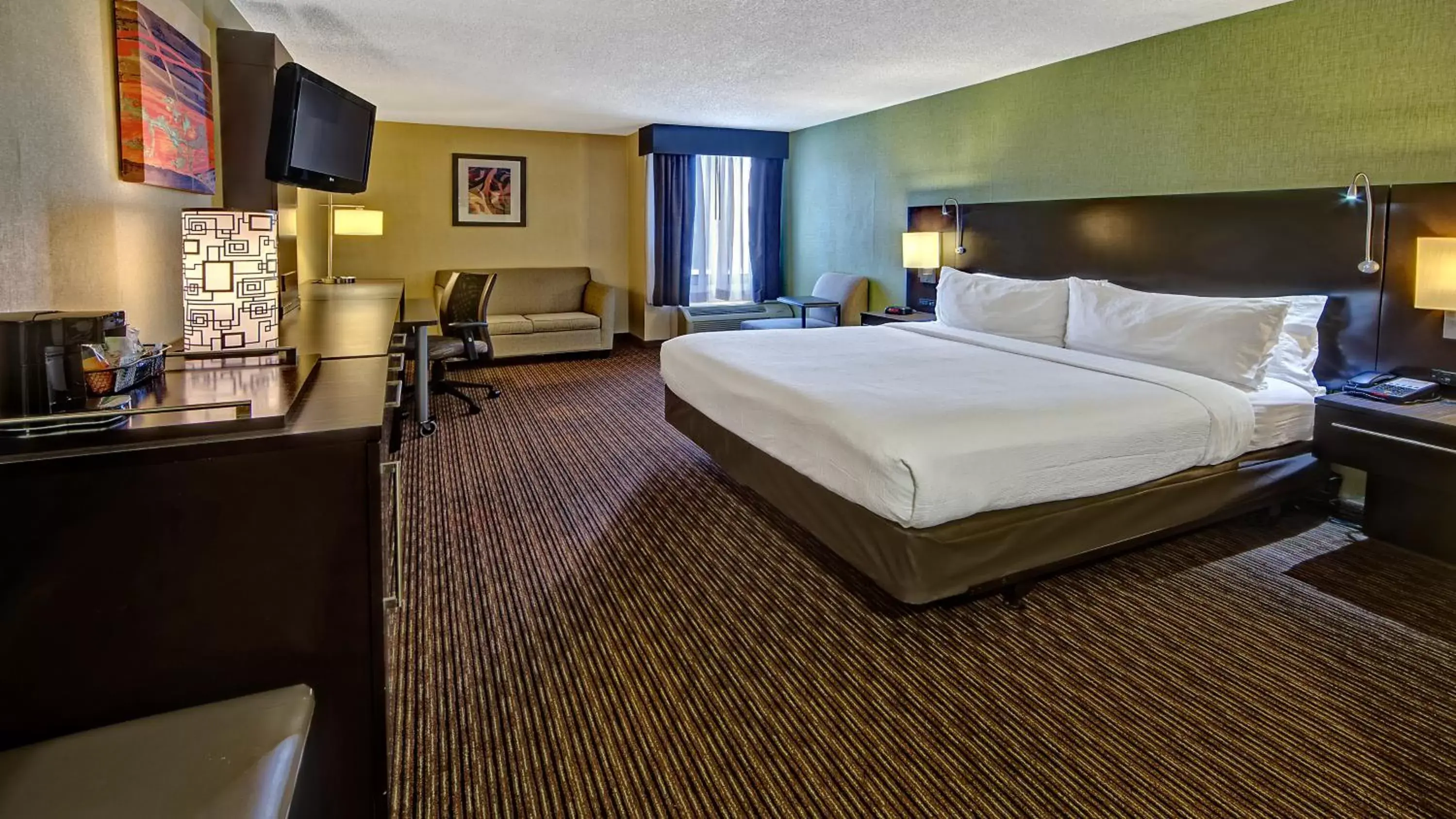 Bedroom in Clarion Hotel & Suites Conference Center Memphis Airport