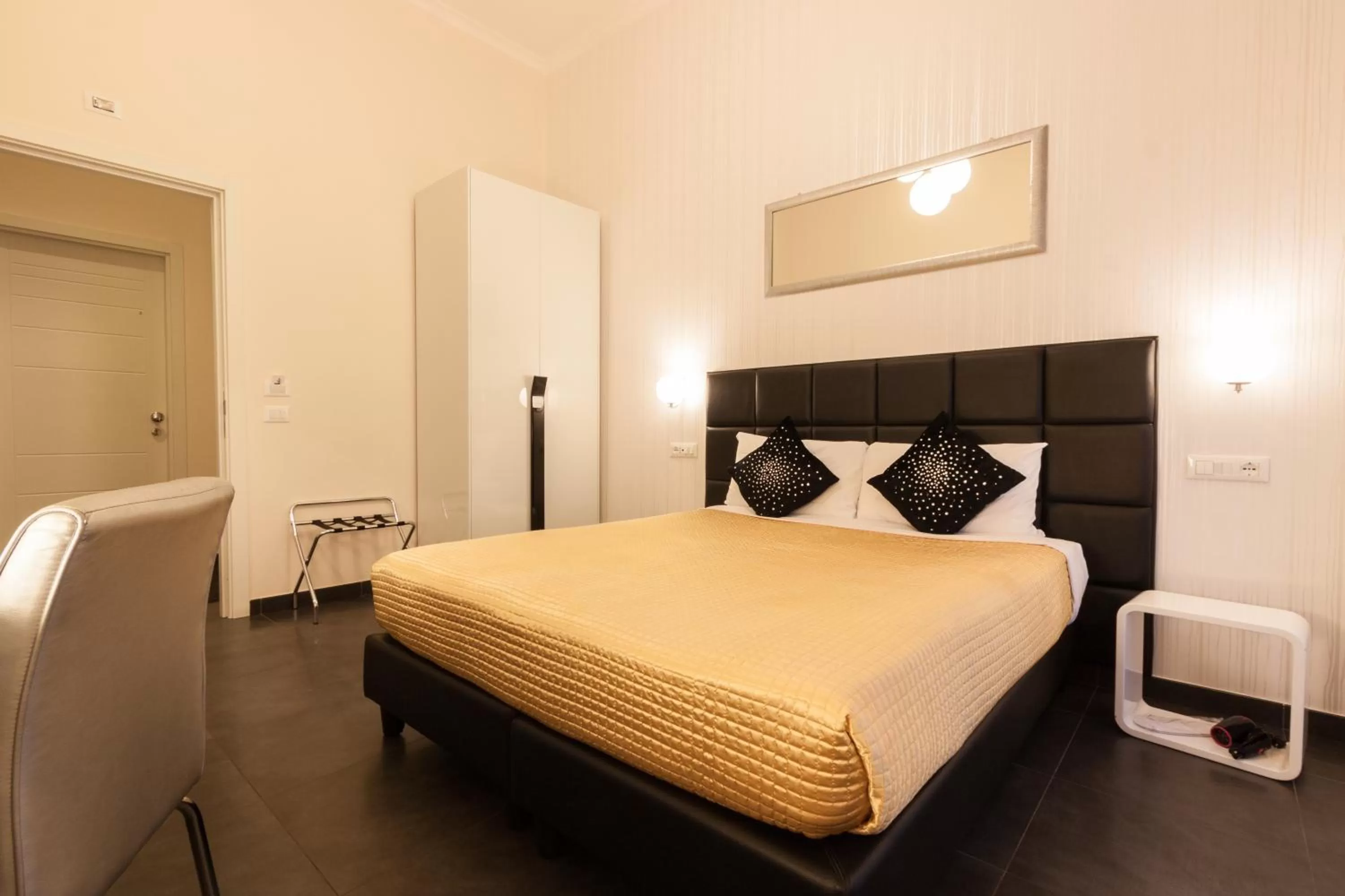 Photo of the whole room, Bed in Deko Rome