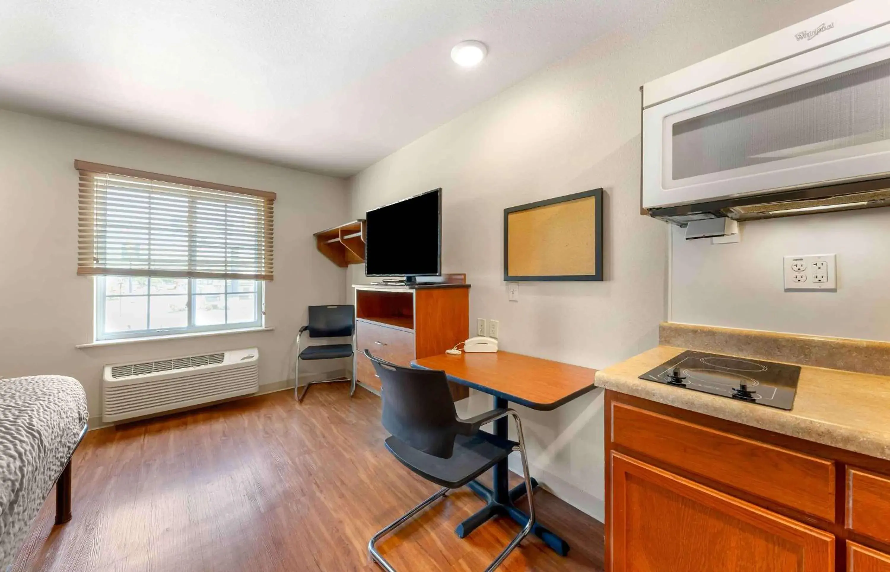 Bedroom, TV/Entertainment Center in Extended Stay America Select Suites - Oklahoma City - West