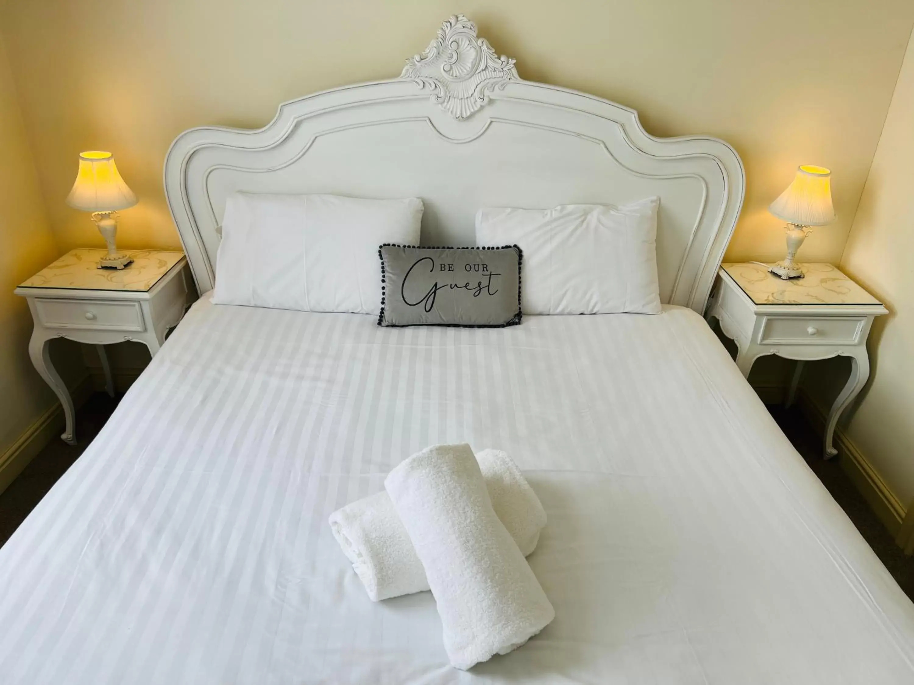 Bed in Heath Cottage Hotel
