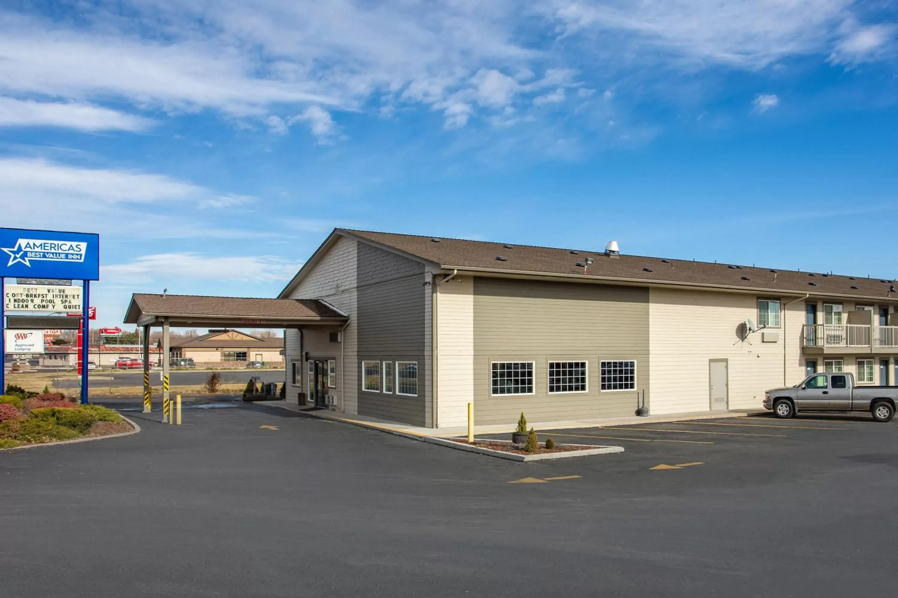 Property building in Americas Best Value Inn Burns Property building in Americas Best Value Inn Burns