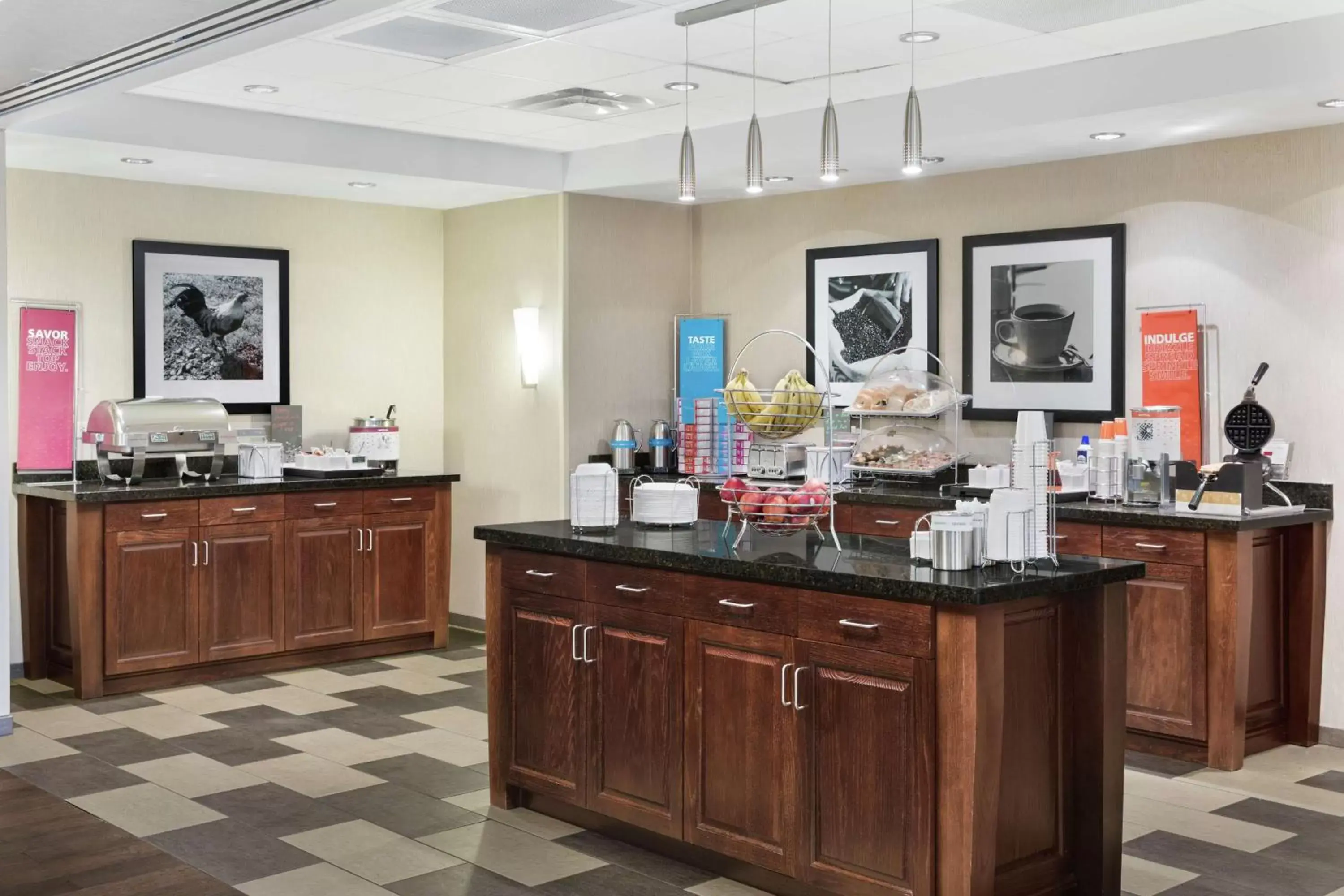 Dining area, Kitchen/Kitchenette in Hampton Inn Columbus/South-Fort Benning