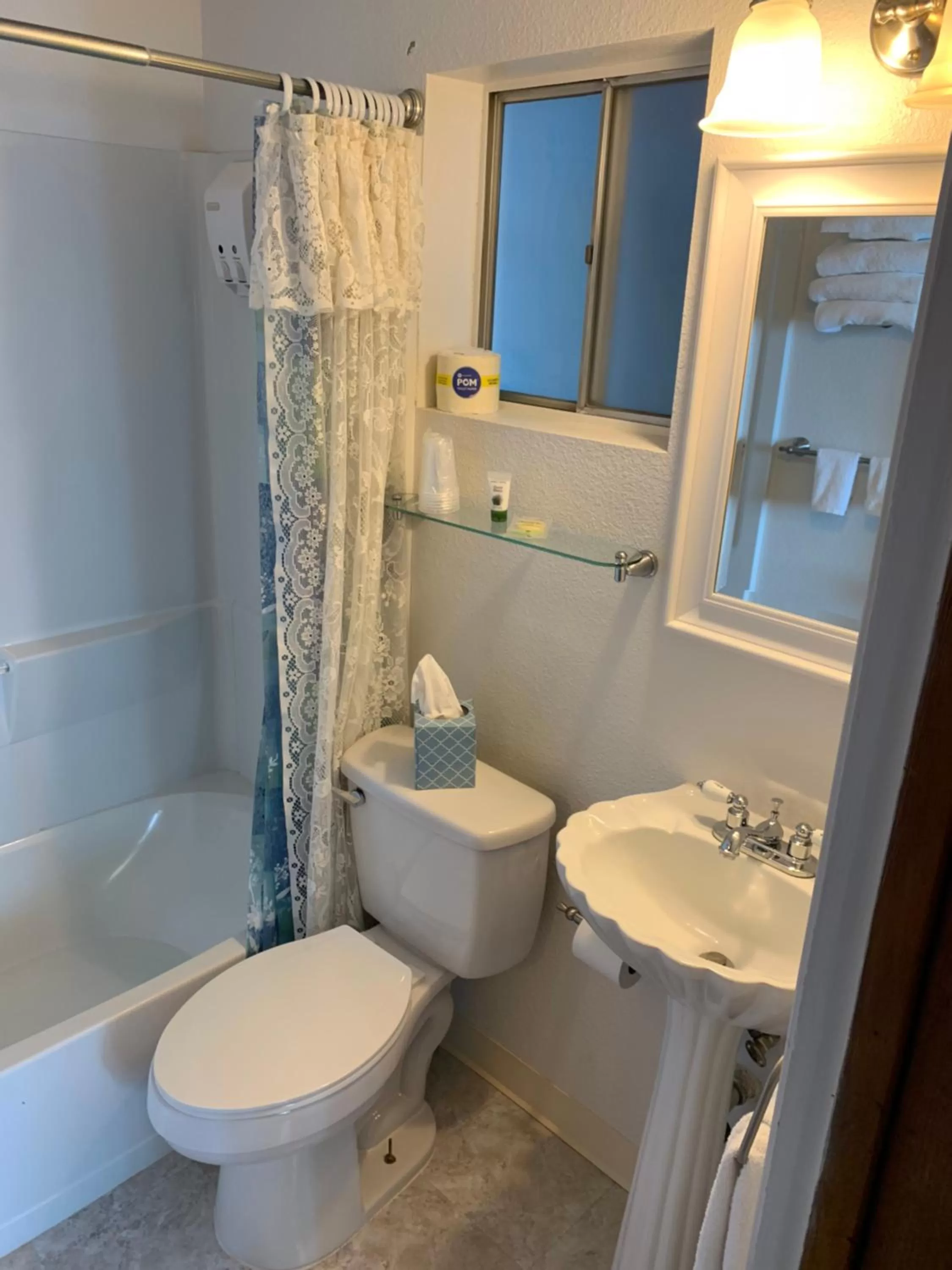 Bathroom in Sugarloaf Mountain Motel