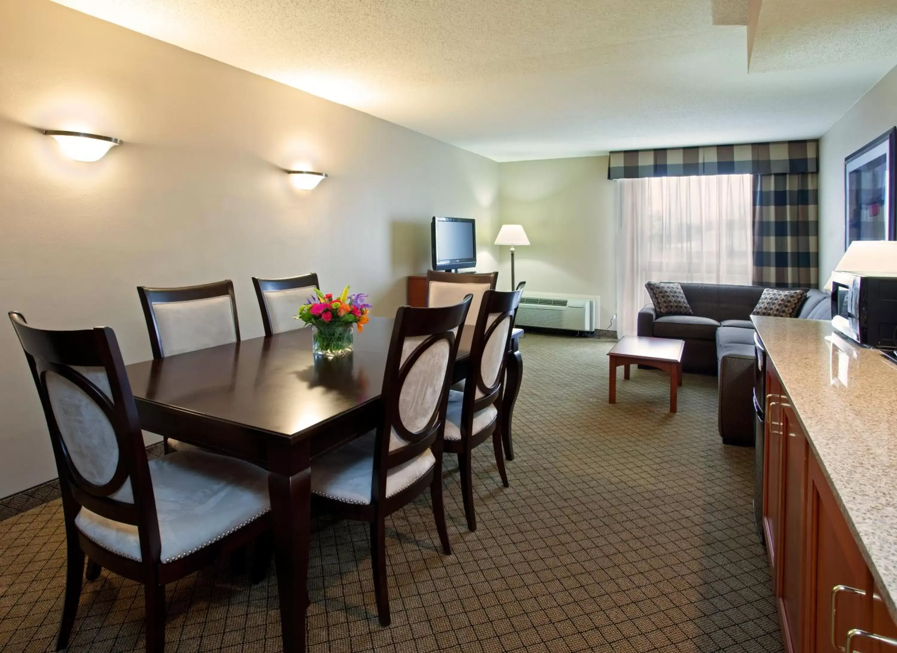 Photo of the whole room, Dining Area in Holiday Inn Cincinnati-Eastgate, an IHG Hotel