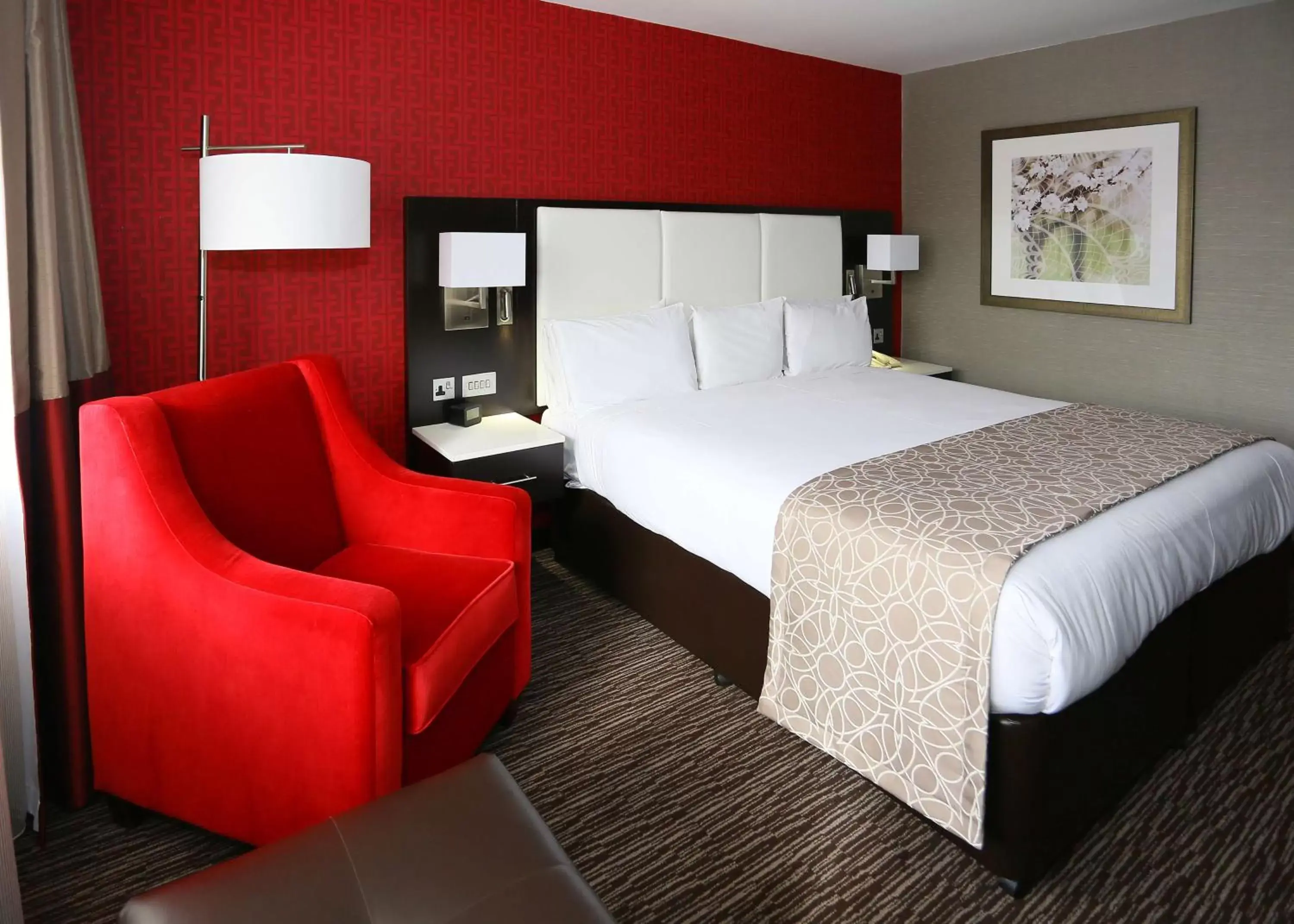 Living room, Bed in DoubleTree by Hilton Hotel Nottingham - Gateway