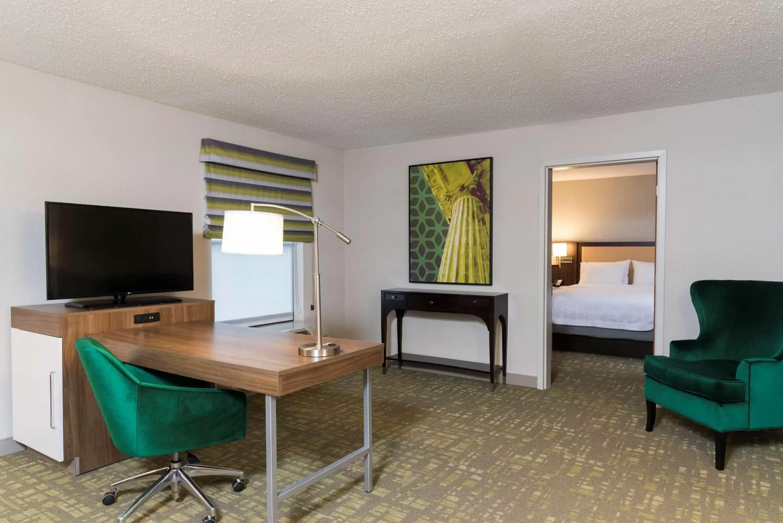 Bedroom, TV/Entertainment Center in Hampton Inn & Suites East Lansing