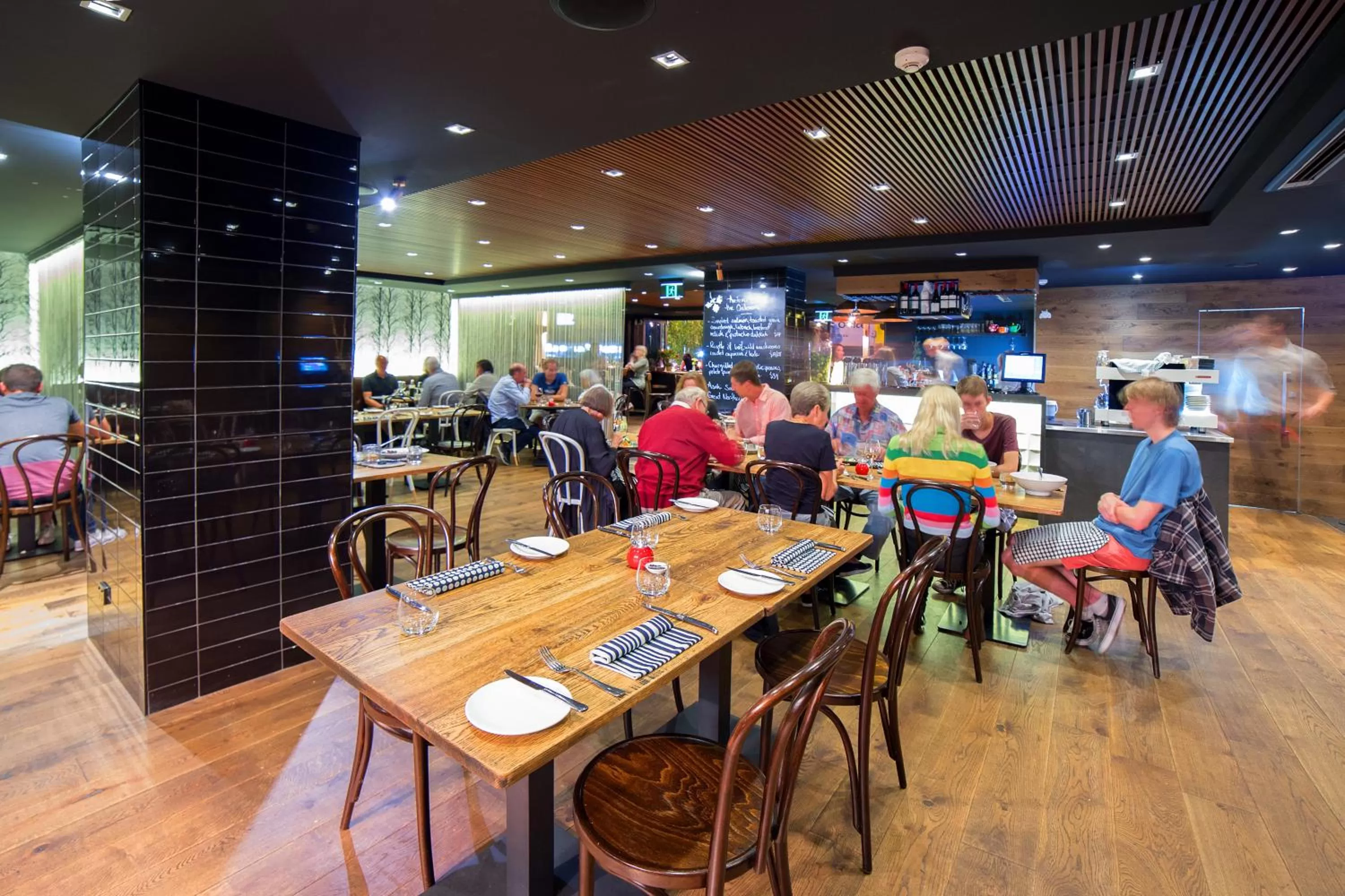 Restaurant/places to eat in Townhouse Hotel