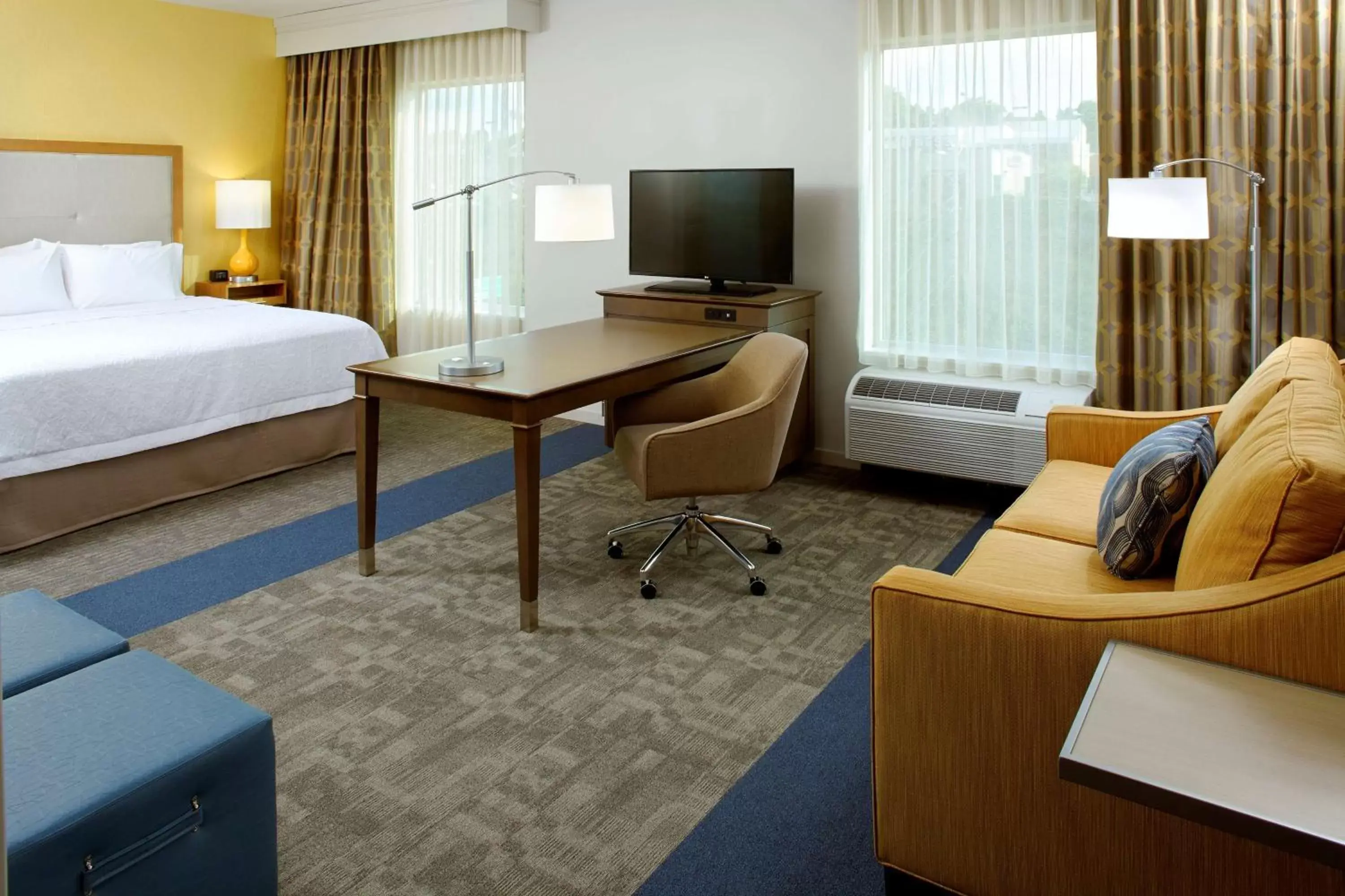 Bed, TV/Entertainment Center in Hampton Inn & Suites Pittsburgh Airport South/Settlers Ridge