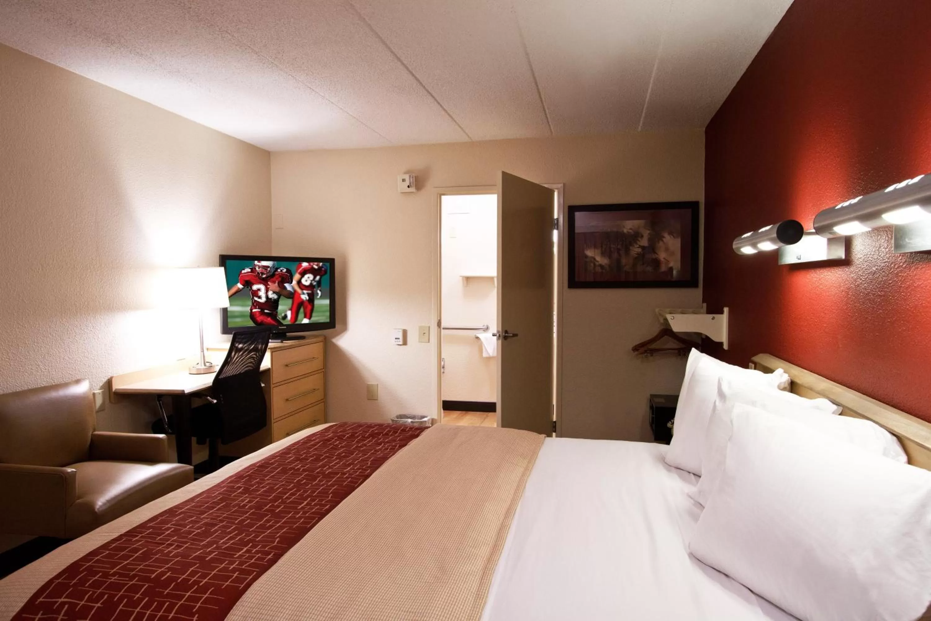 Photo of the whole room, Bed in Red Roof Inn Dayton North Airport
