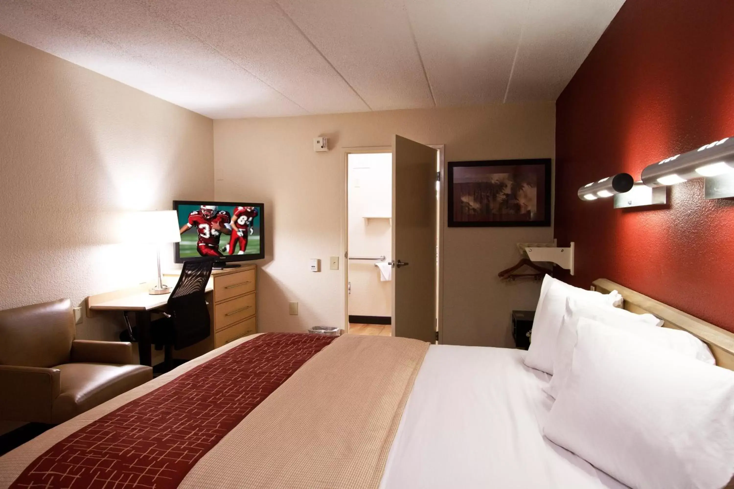 Photo of the whole room, Room Photo in Red Roof Inn Dayton North Airport