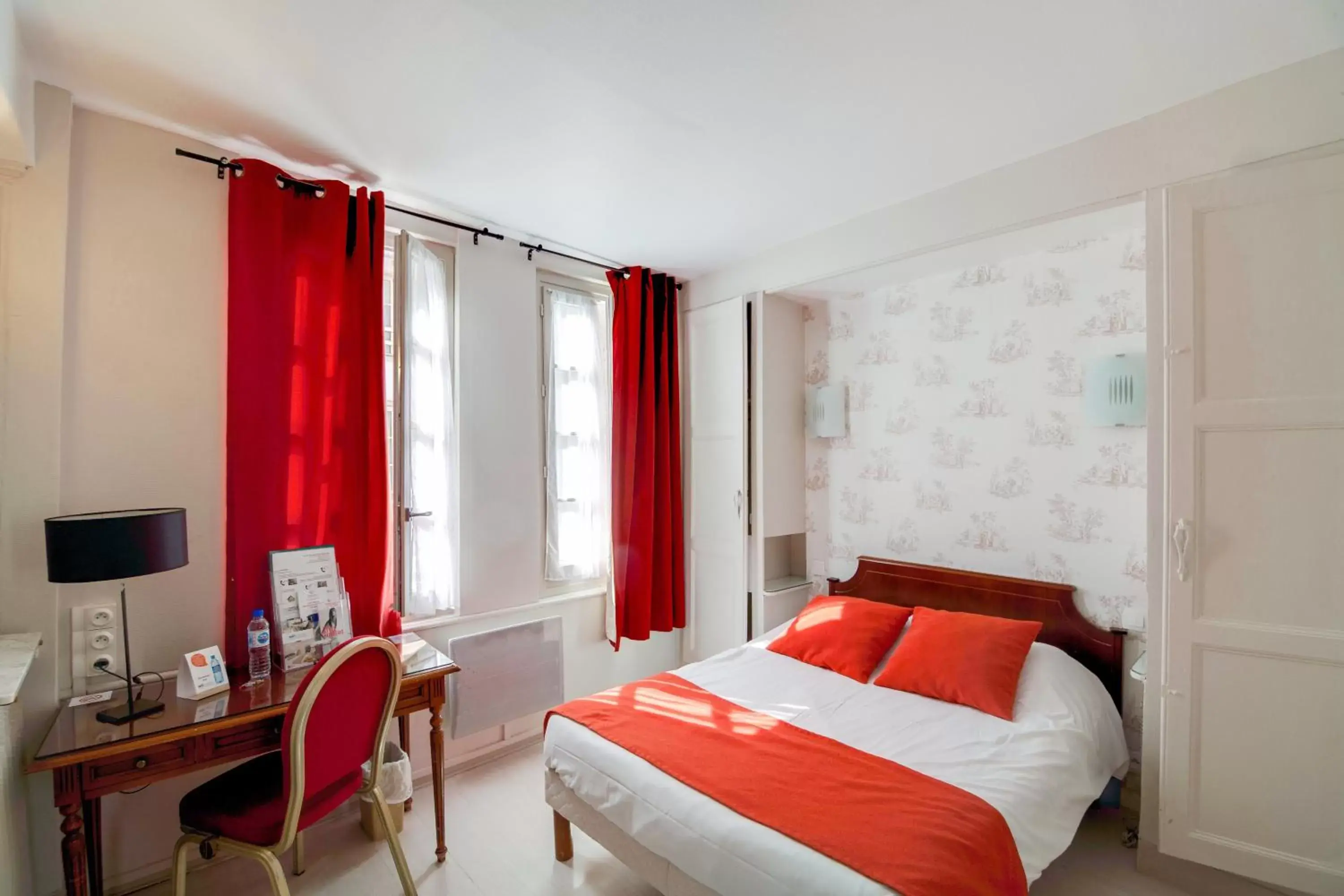 Bedroom, Bed in Brit Hotel Comtes De Champagne - Troyes Centre Historique