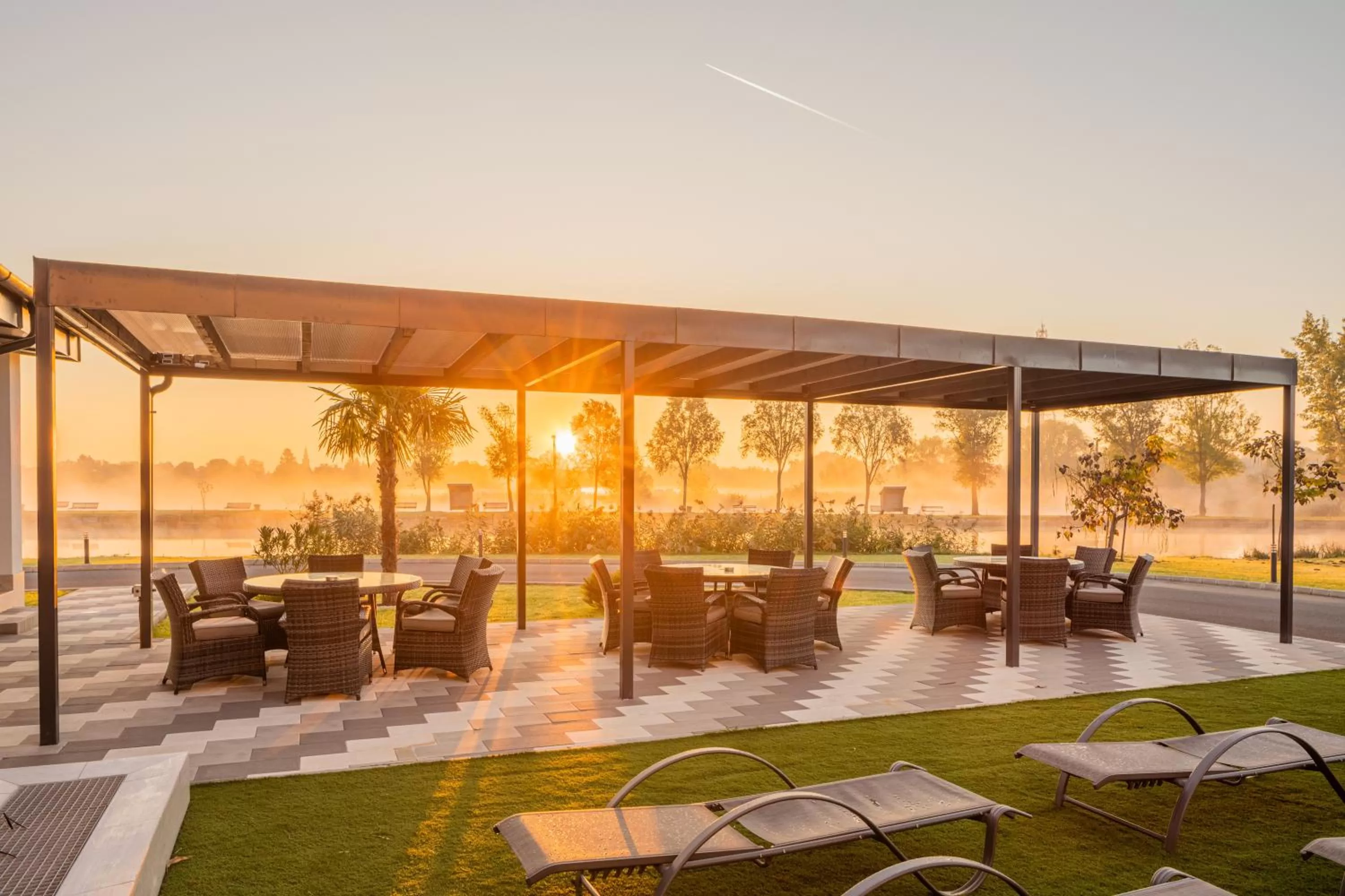 Patio, Restaurant/Places to Eat in Sziget Hotel