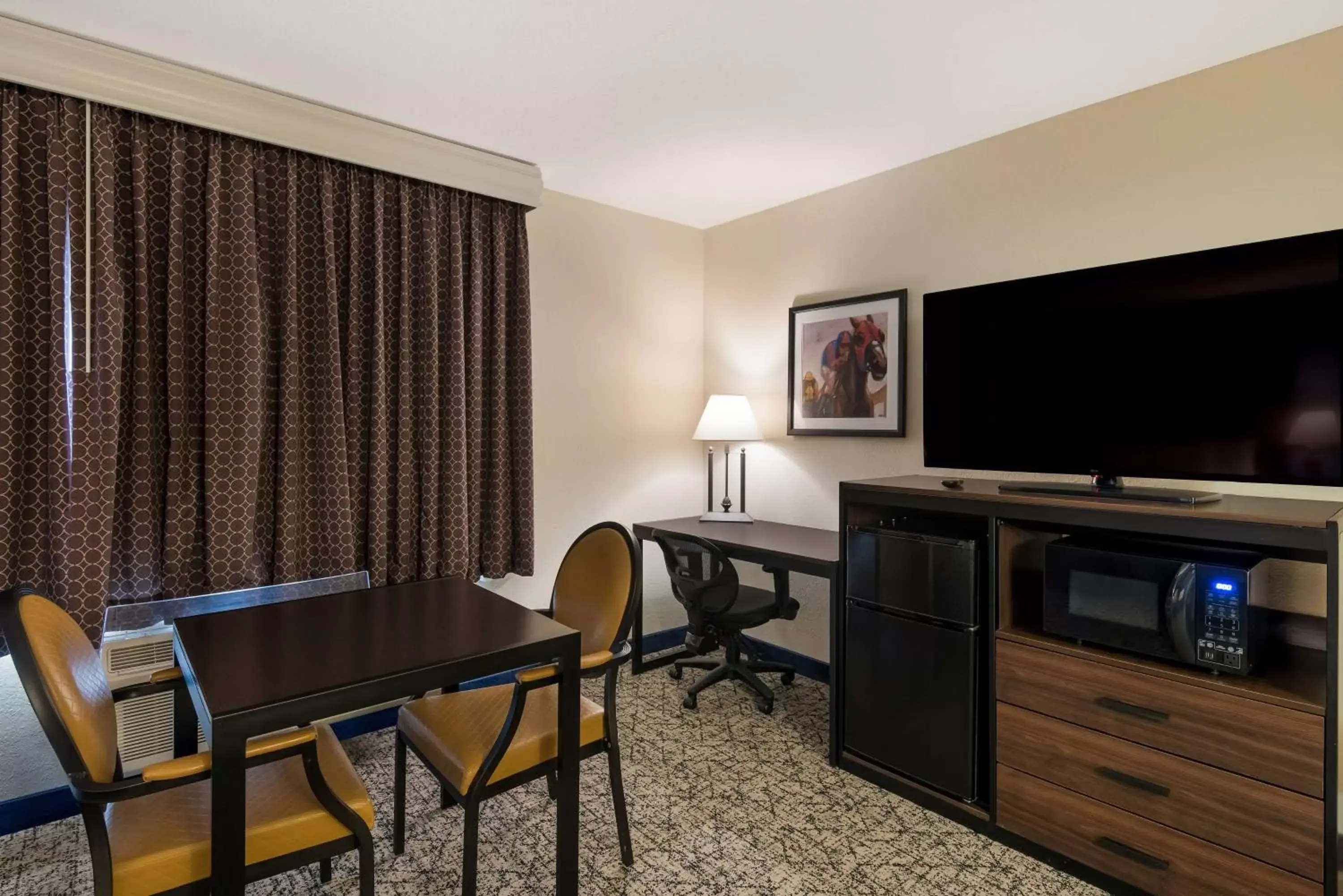 Photo of the whole room, TV/Entertainment Center in Best Western Winners Circle