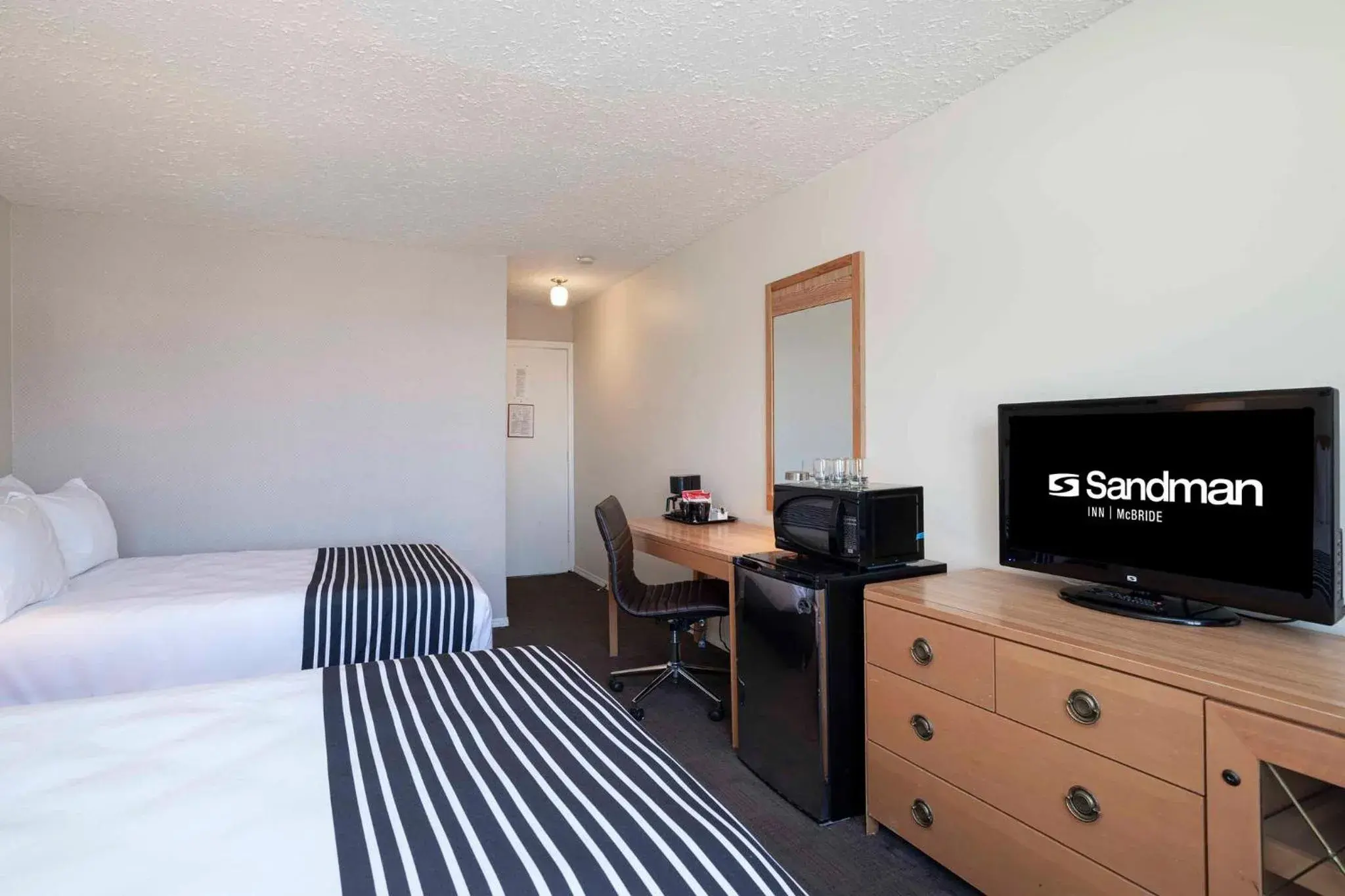 Photo of the whole room, Bed in Sandman Inn McBride