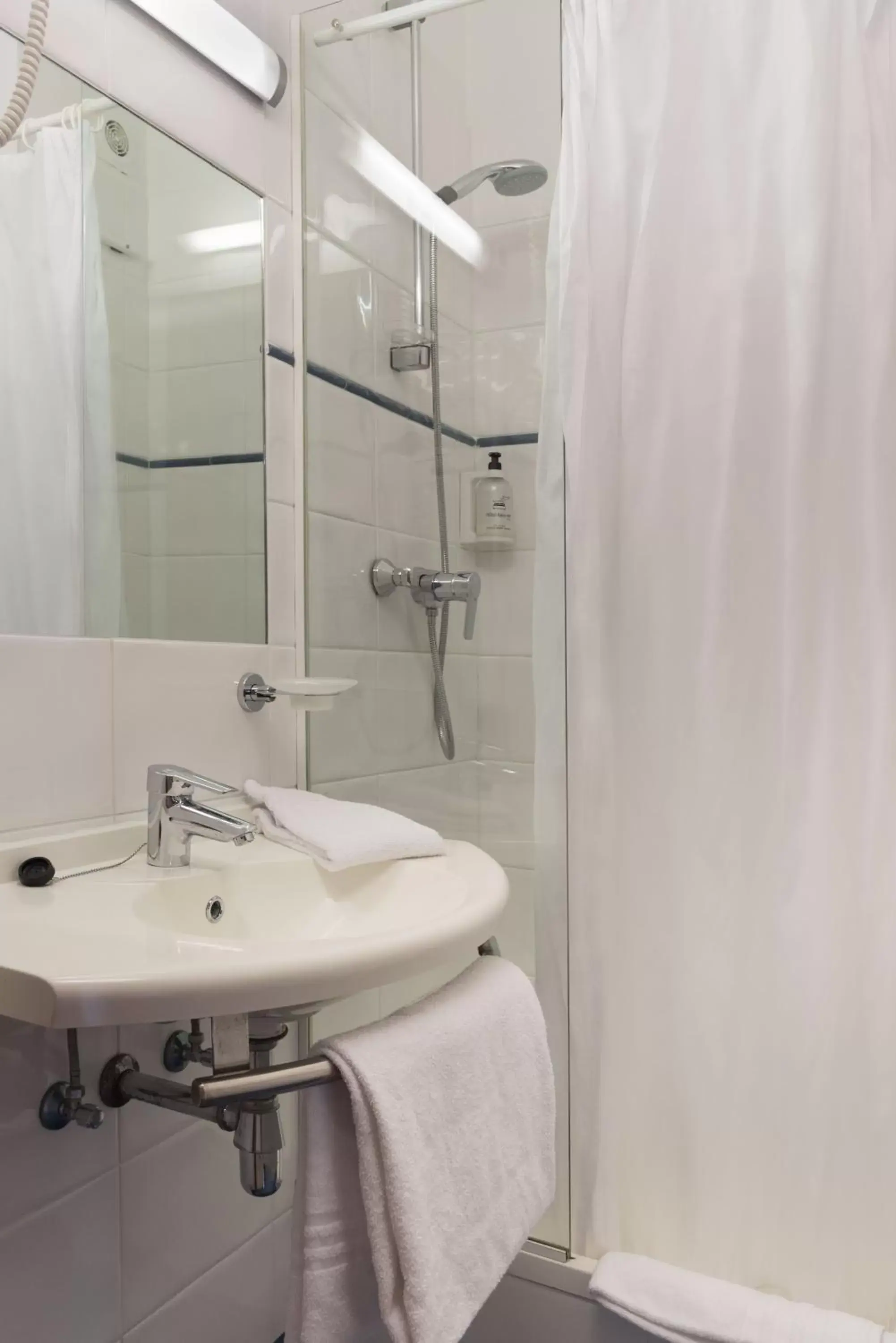 Shower, Bathroom in Aero44 Hotel Charleroi Airport