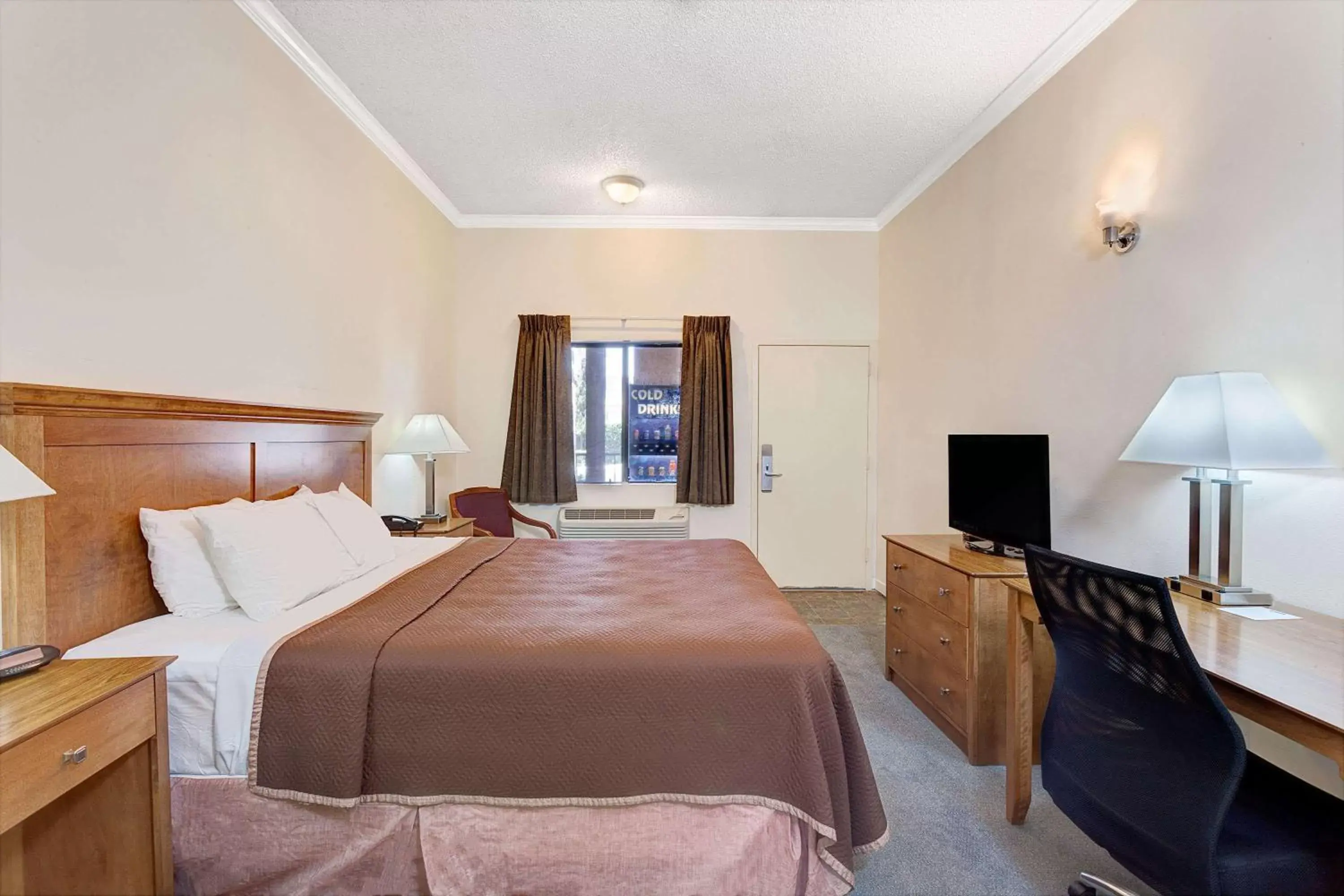 Photo of the whole room in Travelodge by Wyndham Pasadena Central