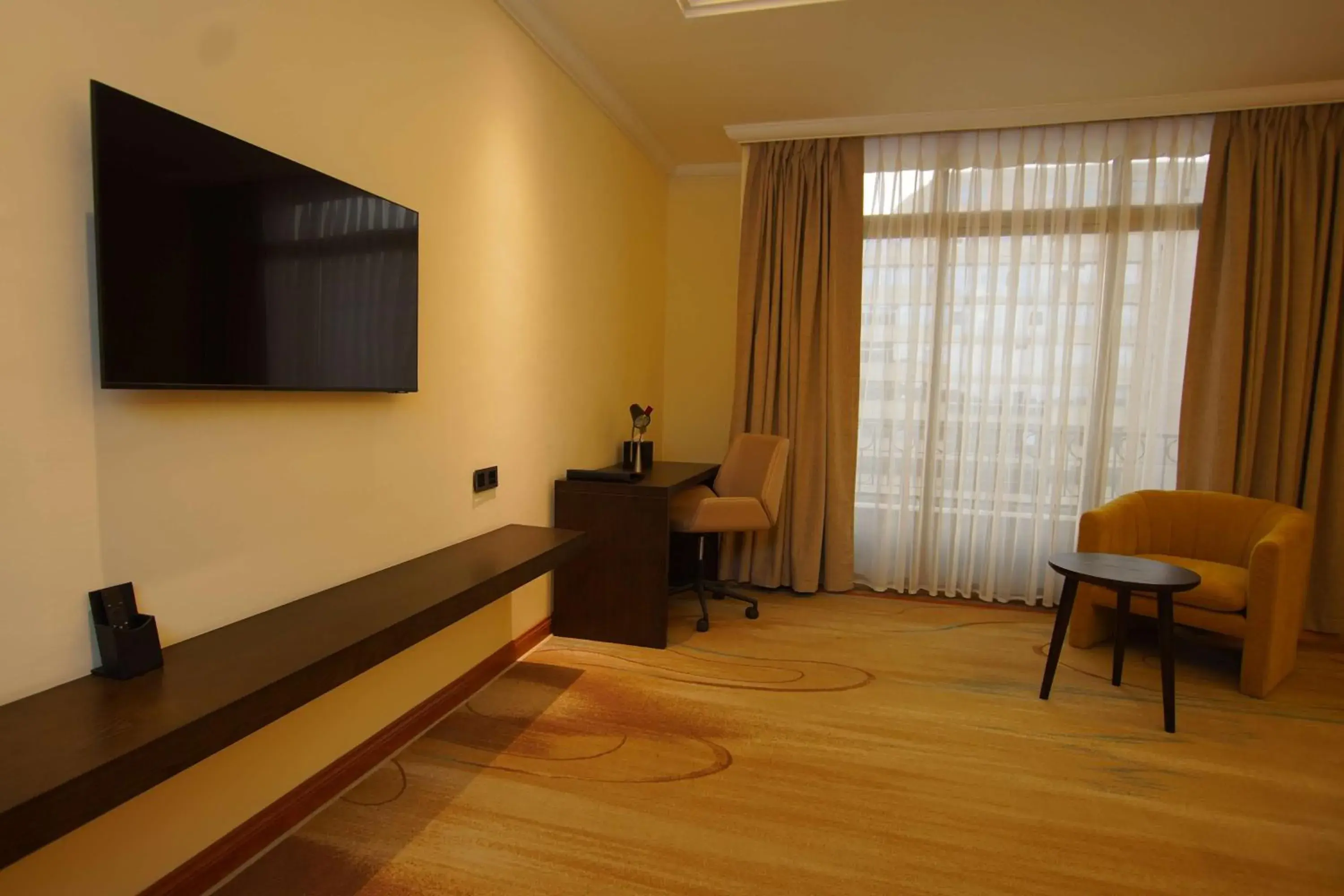 Bedroom, TV/Entertainment Center in Best Western Premier Dynasty