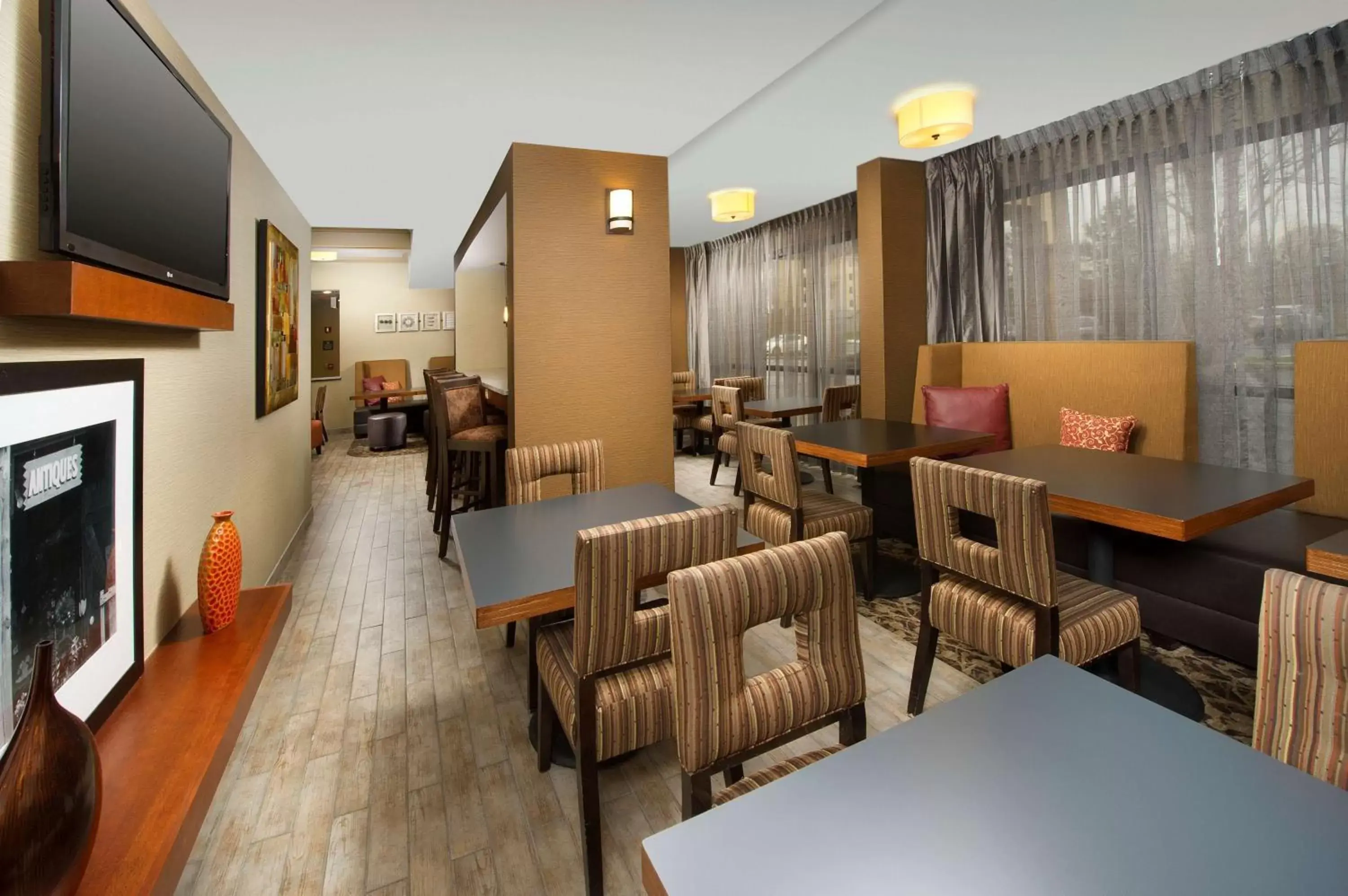 Restaurant/places to eat, Lounge/Bar in Hampton Inn Rochester Greece