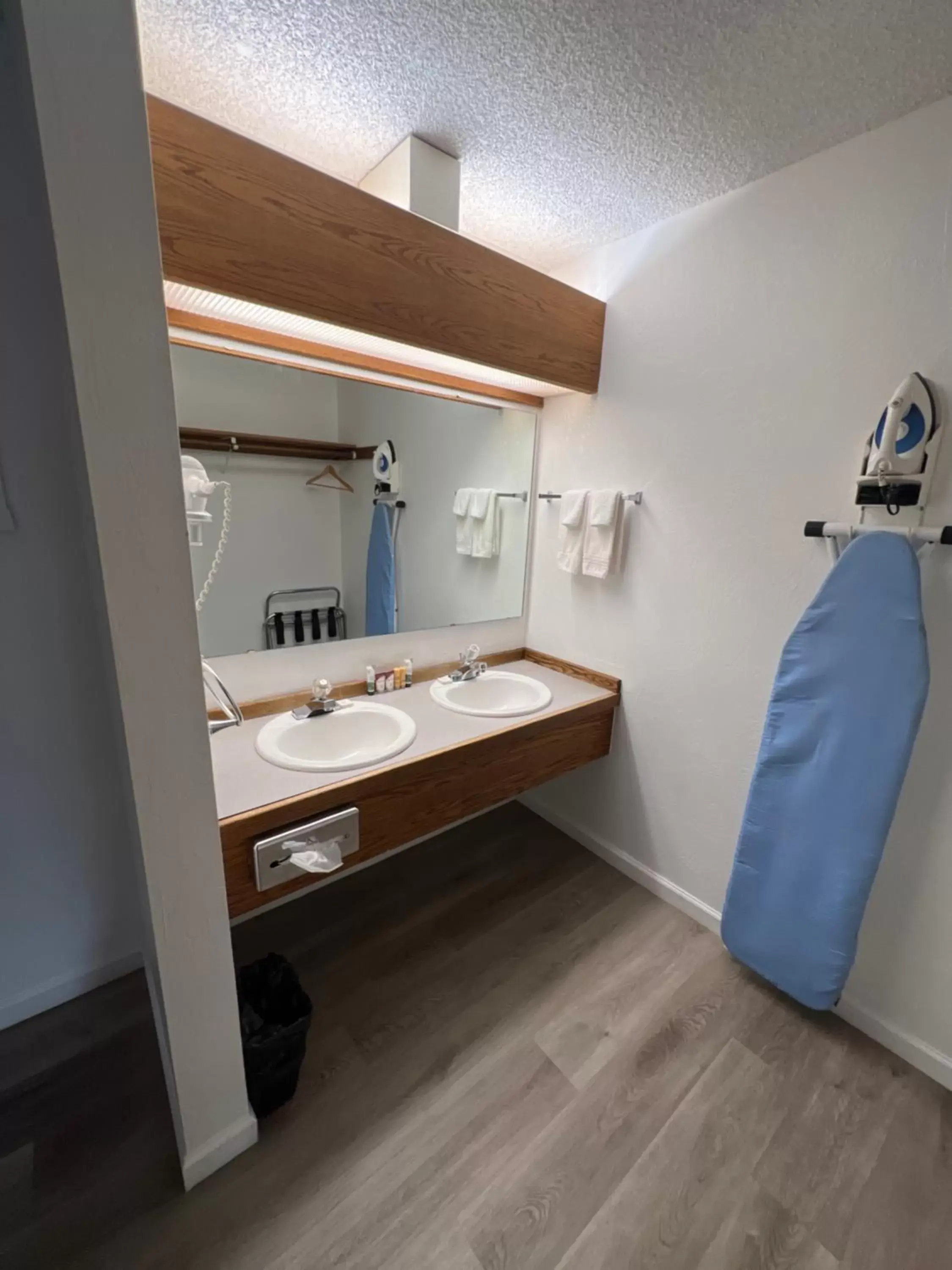 Bathroom in Cedarwood Inn