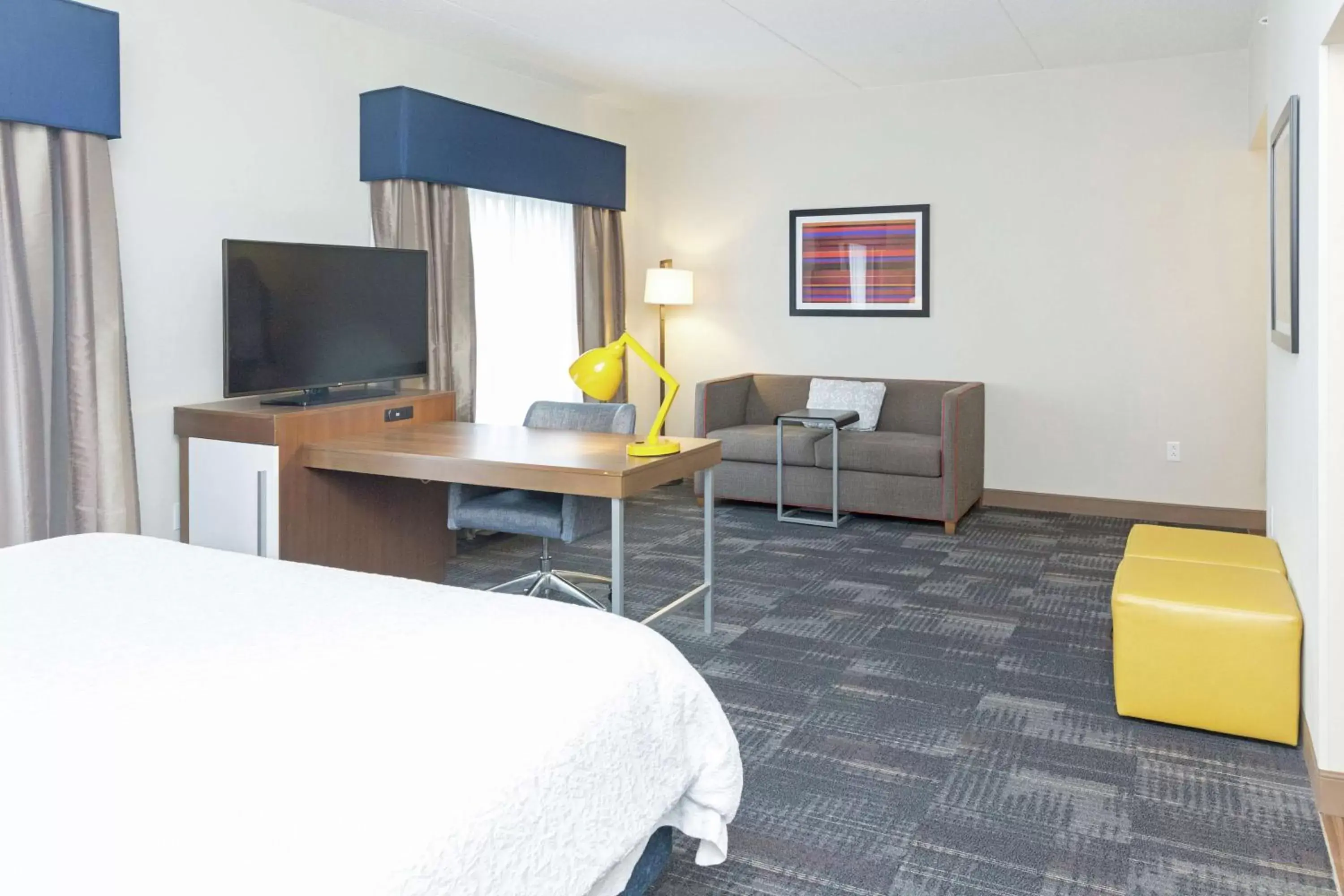 Bedroom, TV/Entertainment Center in Hampton Inn & Suites Morgantown / University Town Centre