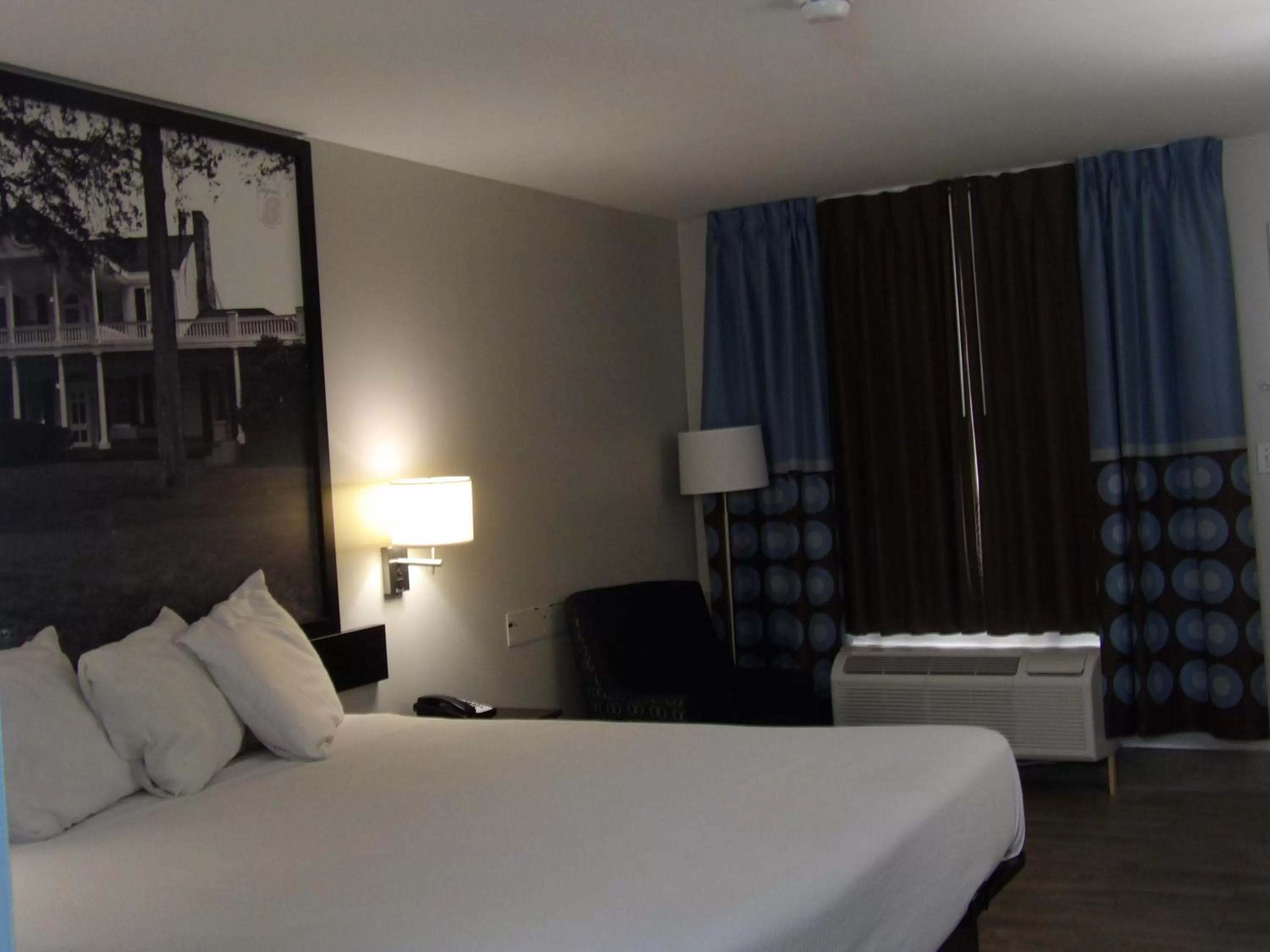 Bed in Super 8 by Wyndham Ocean Springs Biloxi