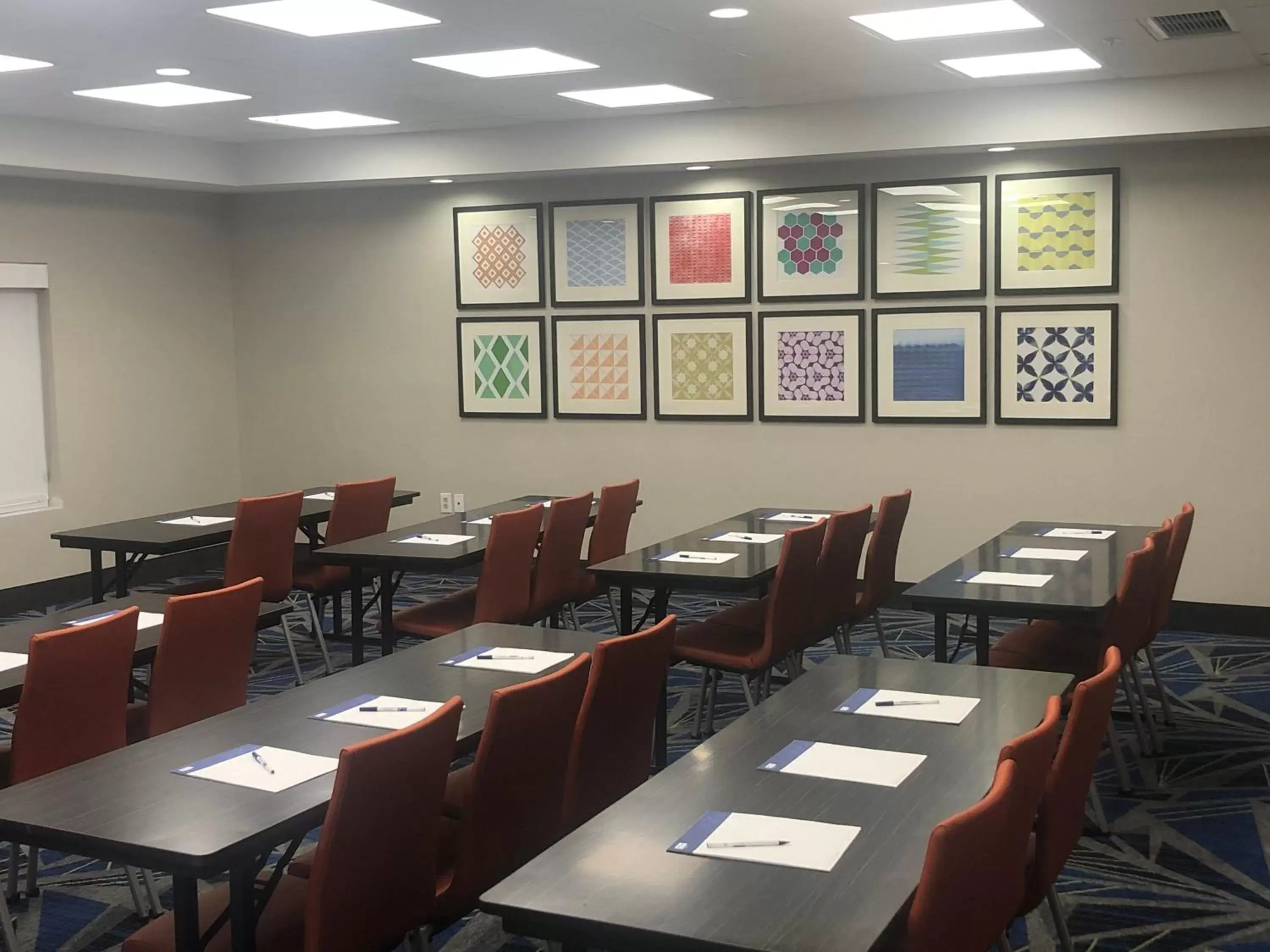 Meeting/conference room in Holiday Inn Express Hillsboro I-35, an IHG Hotel