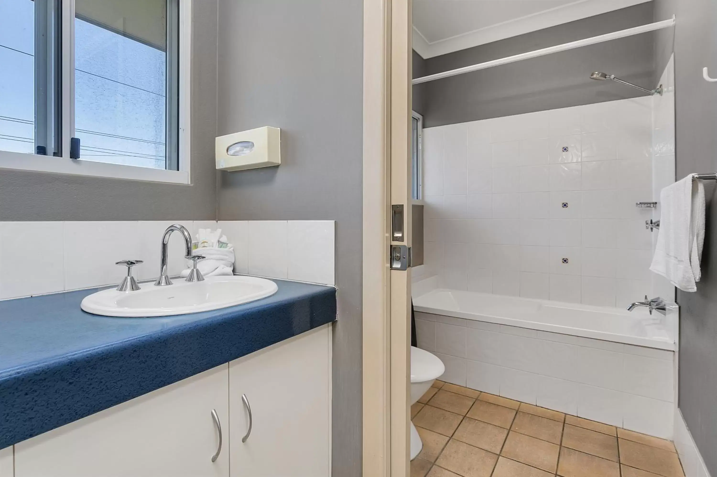 Bathroom in Cairns Reef Apartments & Motel