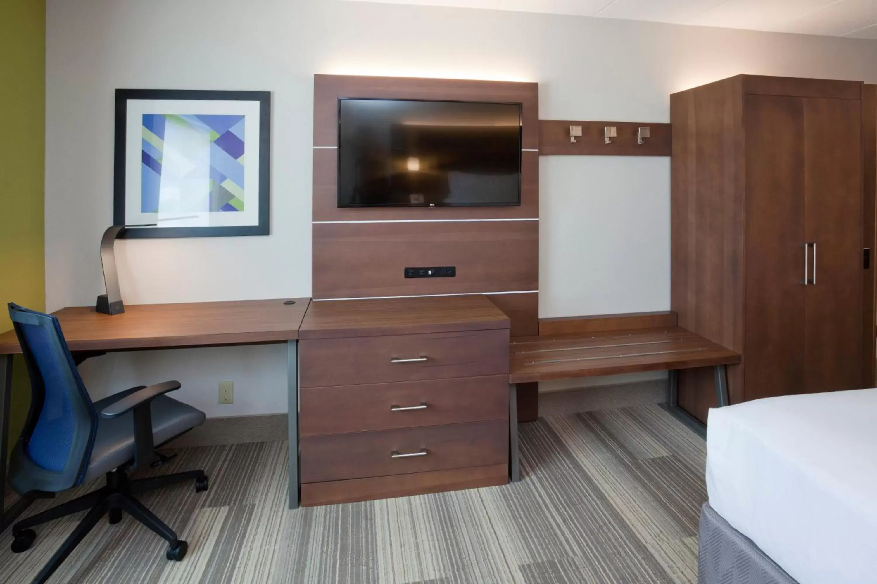 Photo of the whole room, TV/Entertainment Center in Holiday Inn Express Roseville-St. Paul, an IHG Hotel