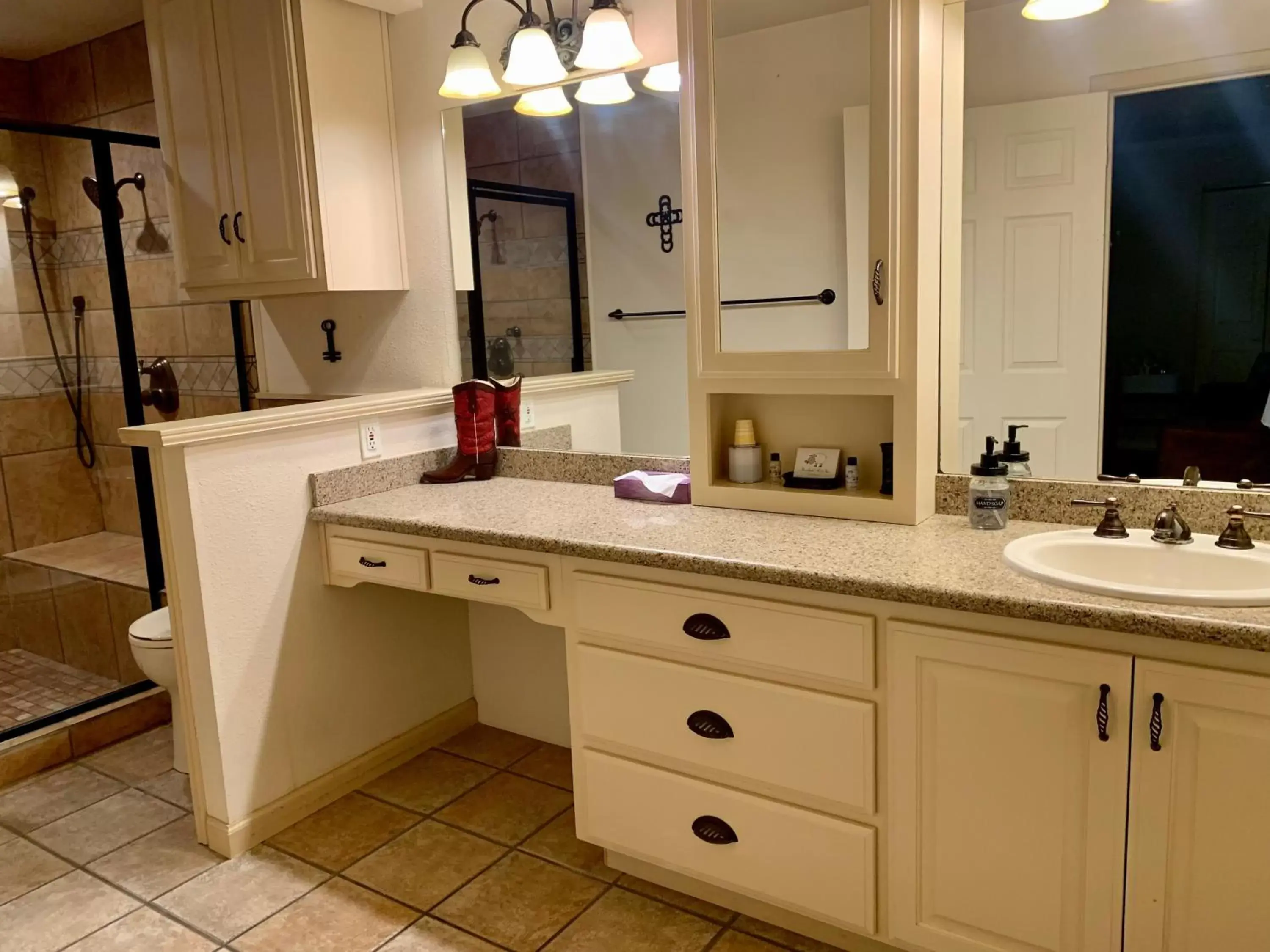 Bathroom in Lamb's Rest Inn