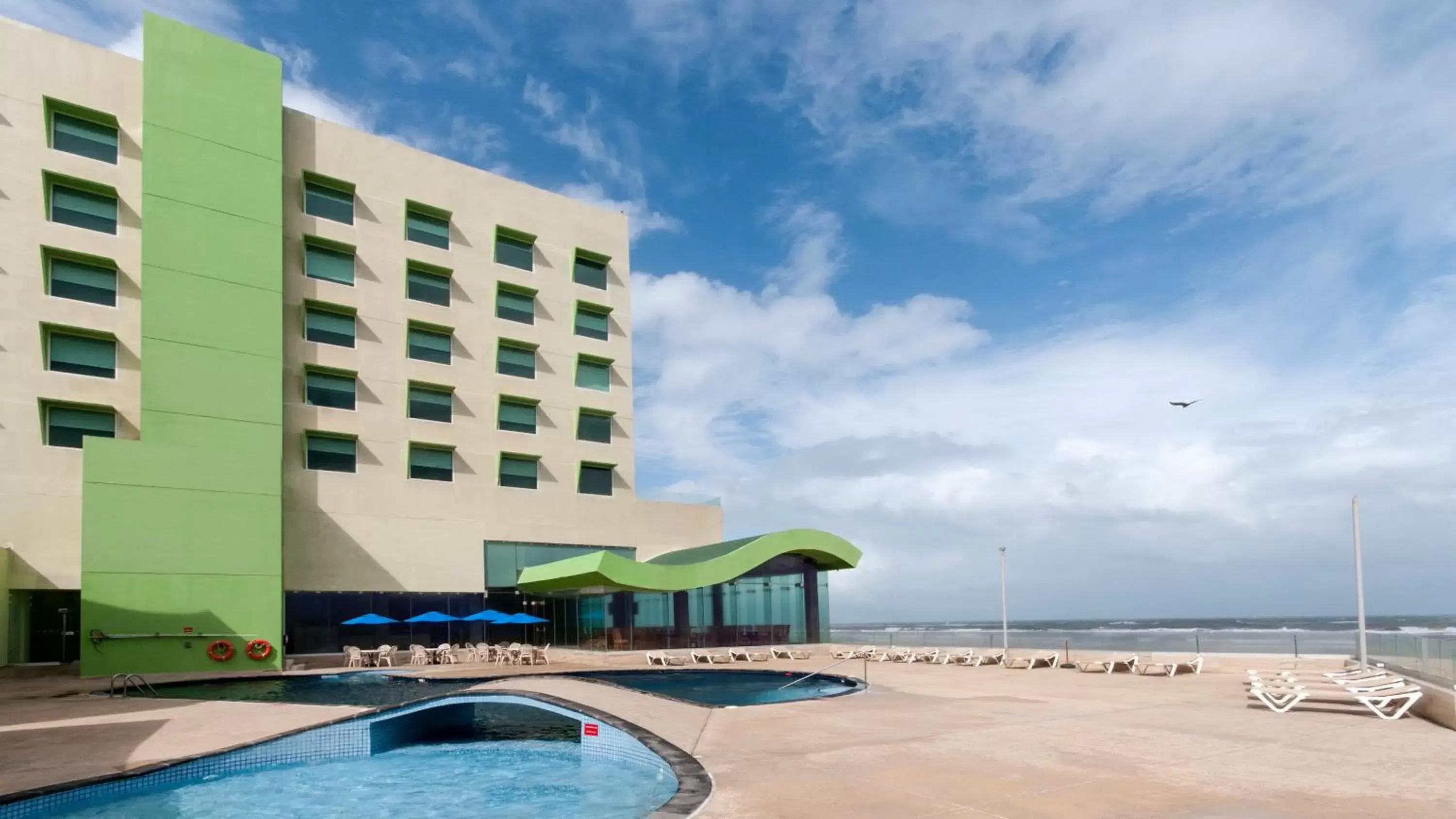 Swimming pool, Property Building in Holiday Inn Coatzacoalcos, an IHG Hotel