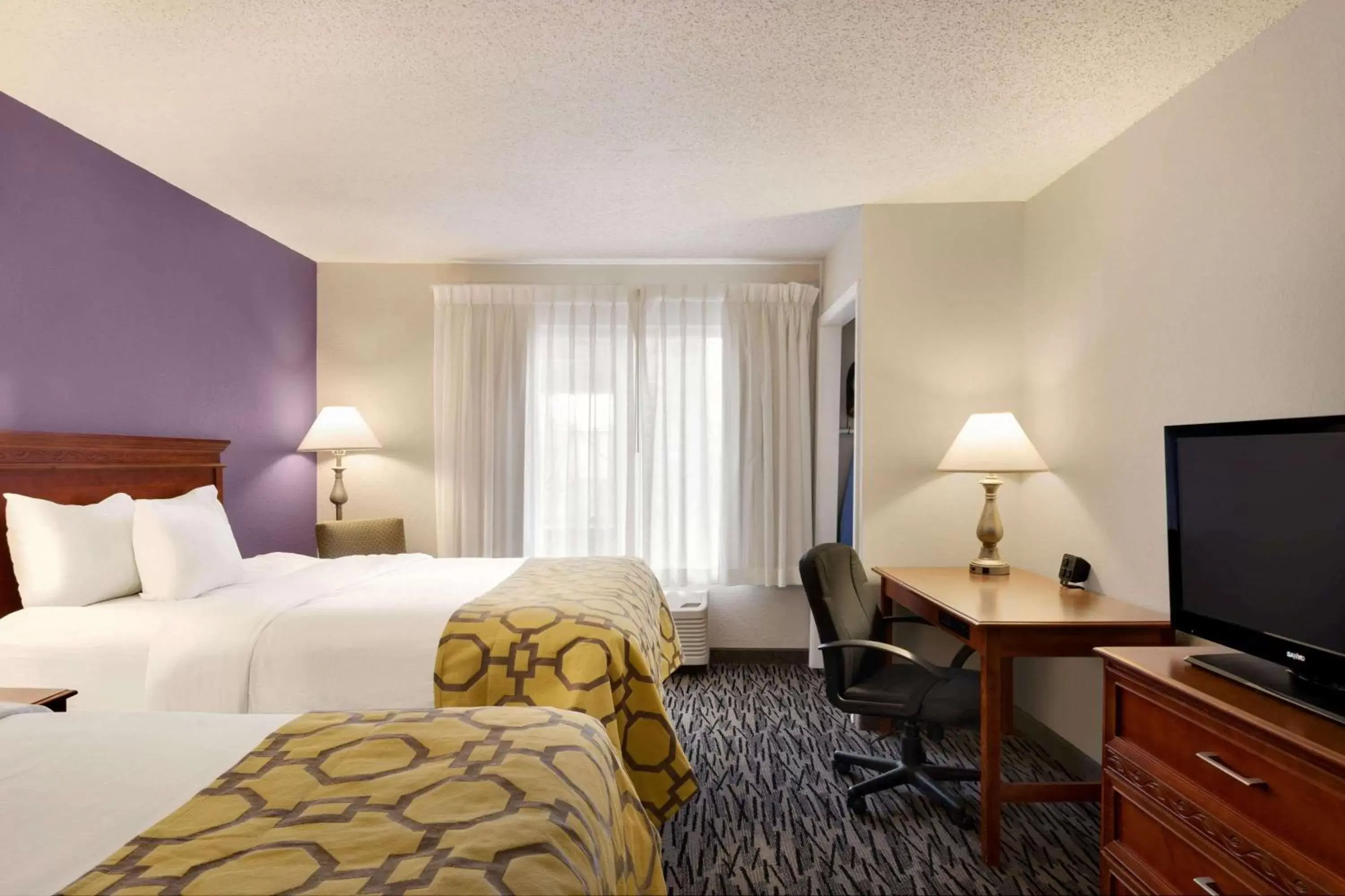 Photo of the whole room, Bed in Baymont by Wyndham Springfield I-44