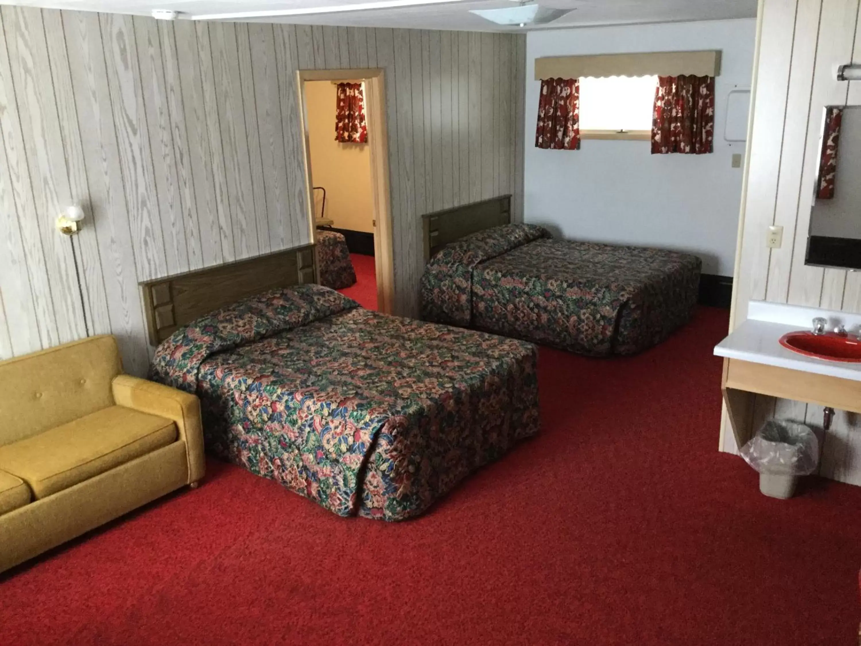 Bedroom, Bed in Cedars Motel