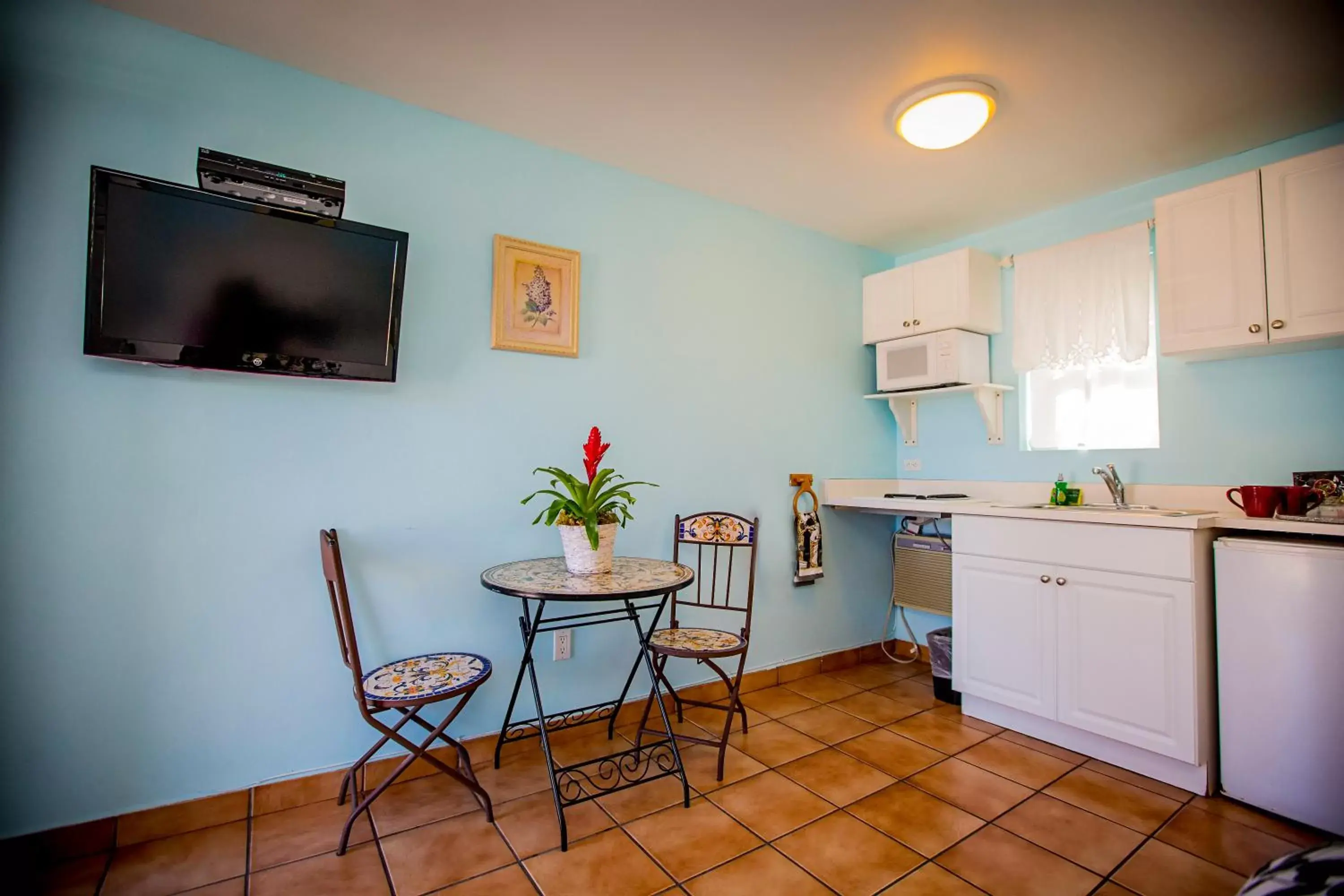 TV and multimedia, Dining Area in Leucadia Beach Inn