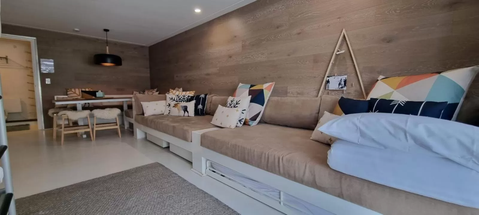 Living room, Bed in Cedarwood Apartments