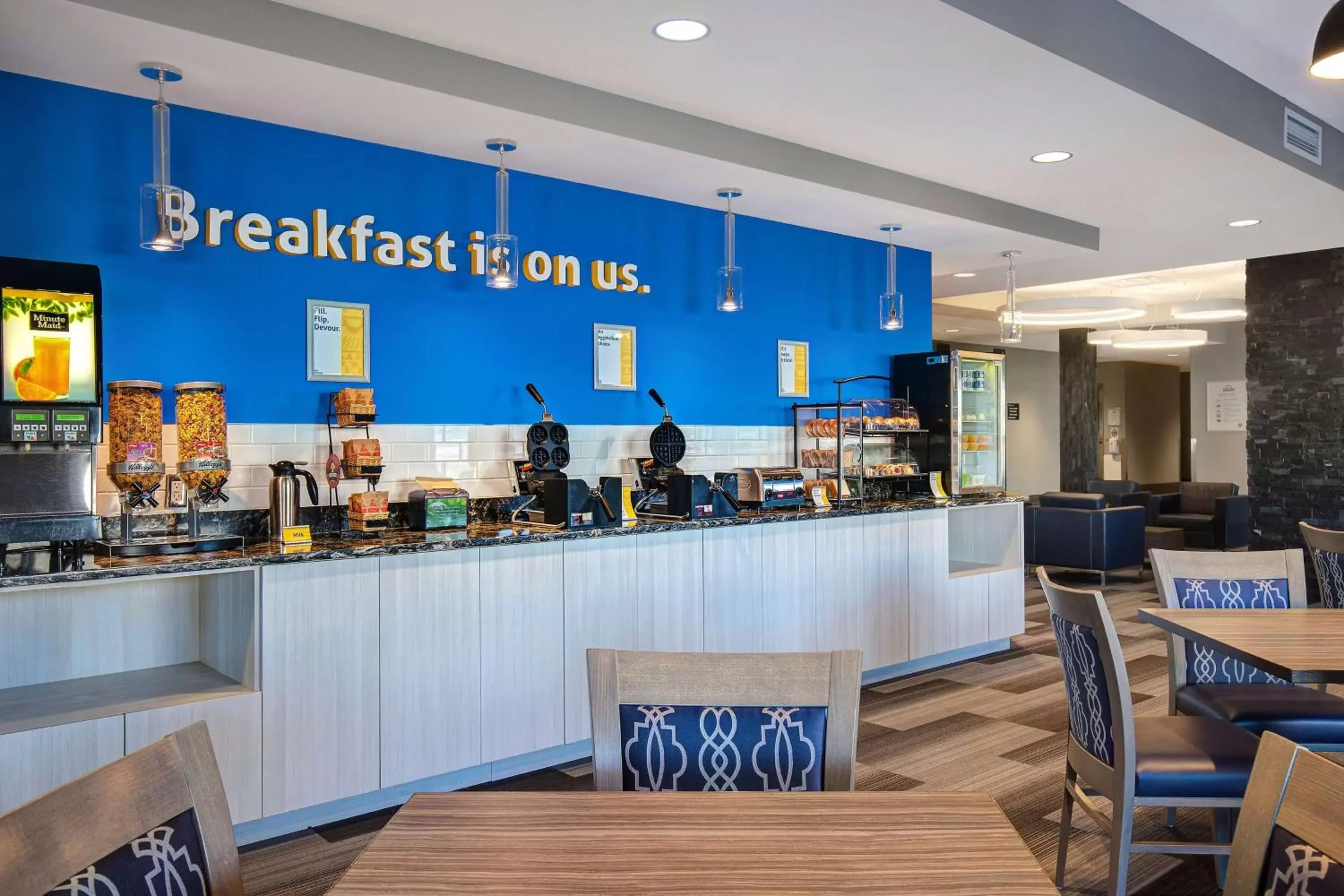 Restaurant/Places to Eat in Days Inn & Suites by Wyndham Warman Legends Centre