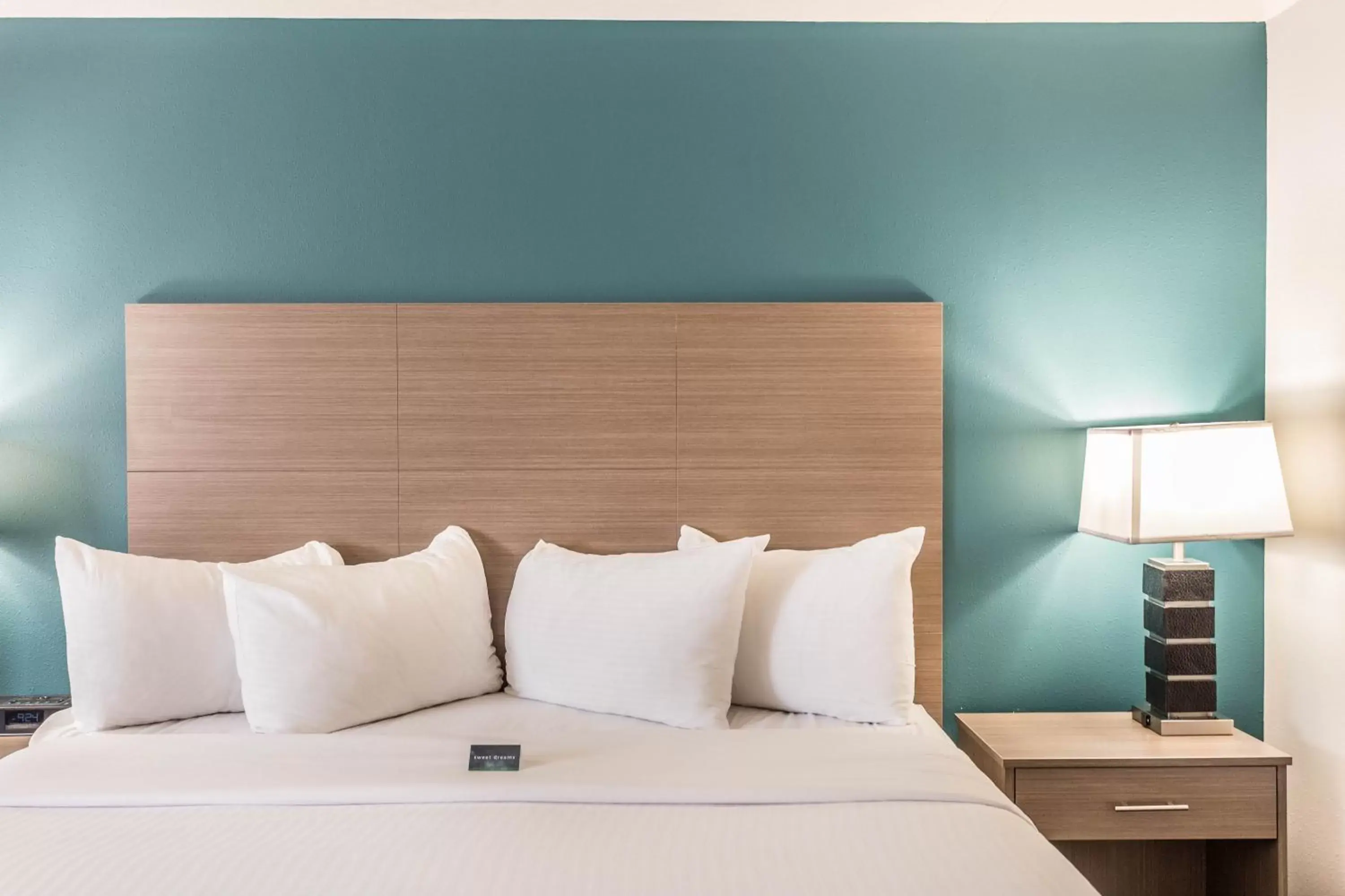 Bed in EverSpring Inn and Suites Bed in EverSpring Inn and Suites