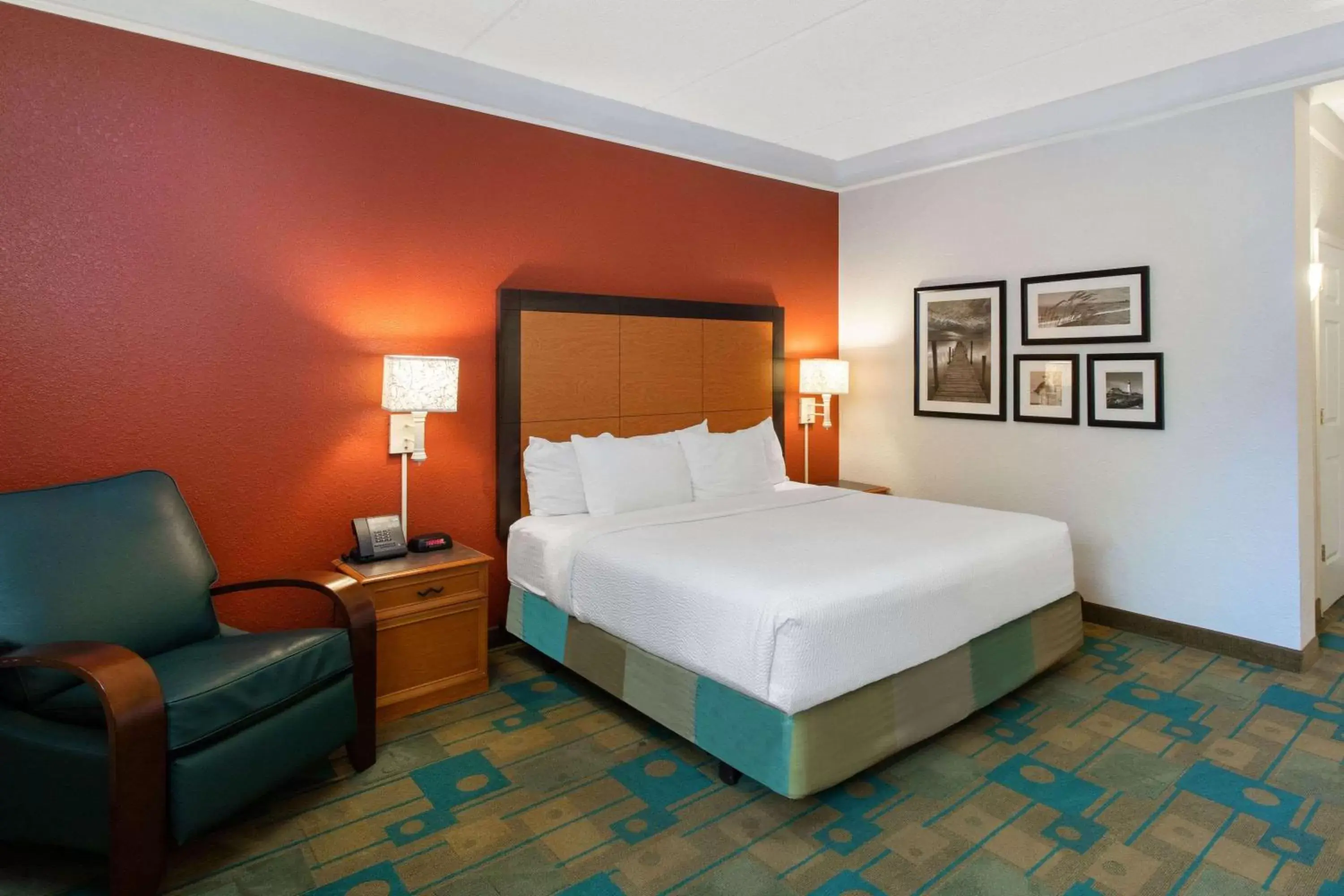 Photo of the whole room, Bed in La Quinta by Wyndham Jacksonville Butler Blvd Photo of the whole room, Bed in La Quinta by Wyndham Jacksonville Butler Blvd