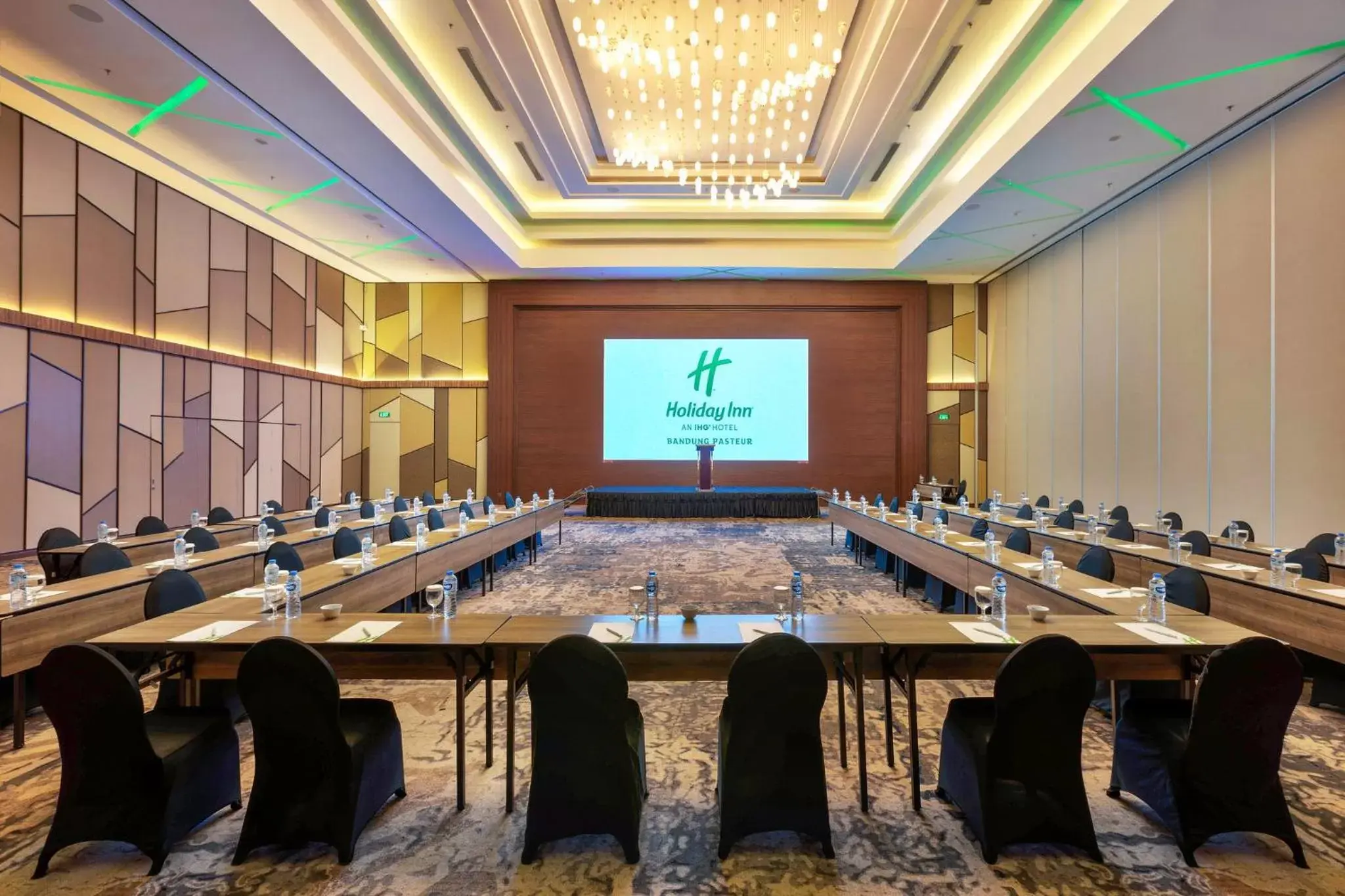 Meeting/conference room in Holiday Inn Bandung Pasteur, an IHG Hotel