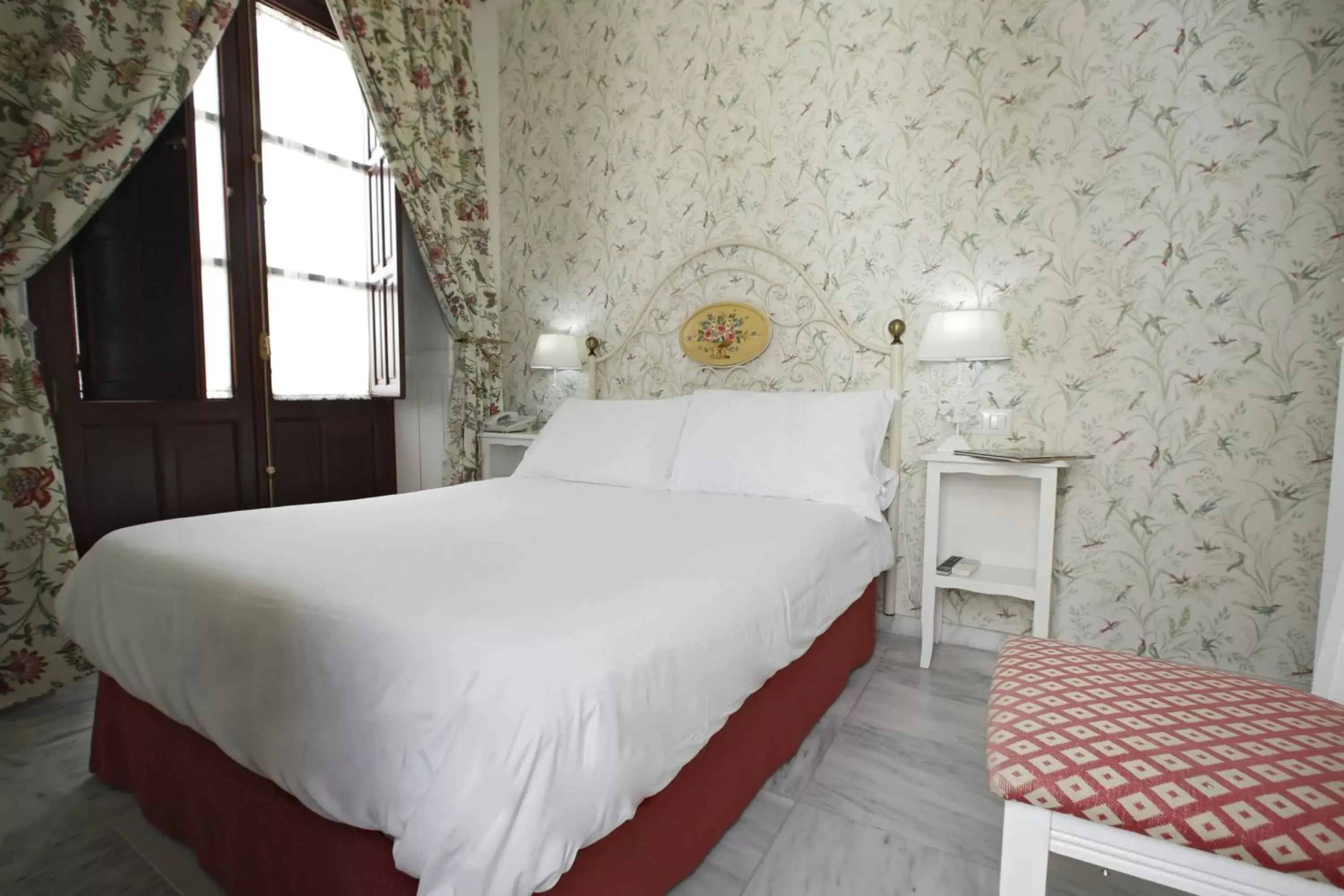 Bedroom, Bed in Basic Hotel Puerta de Sevilla