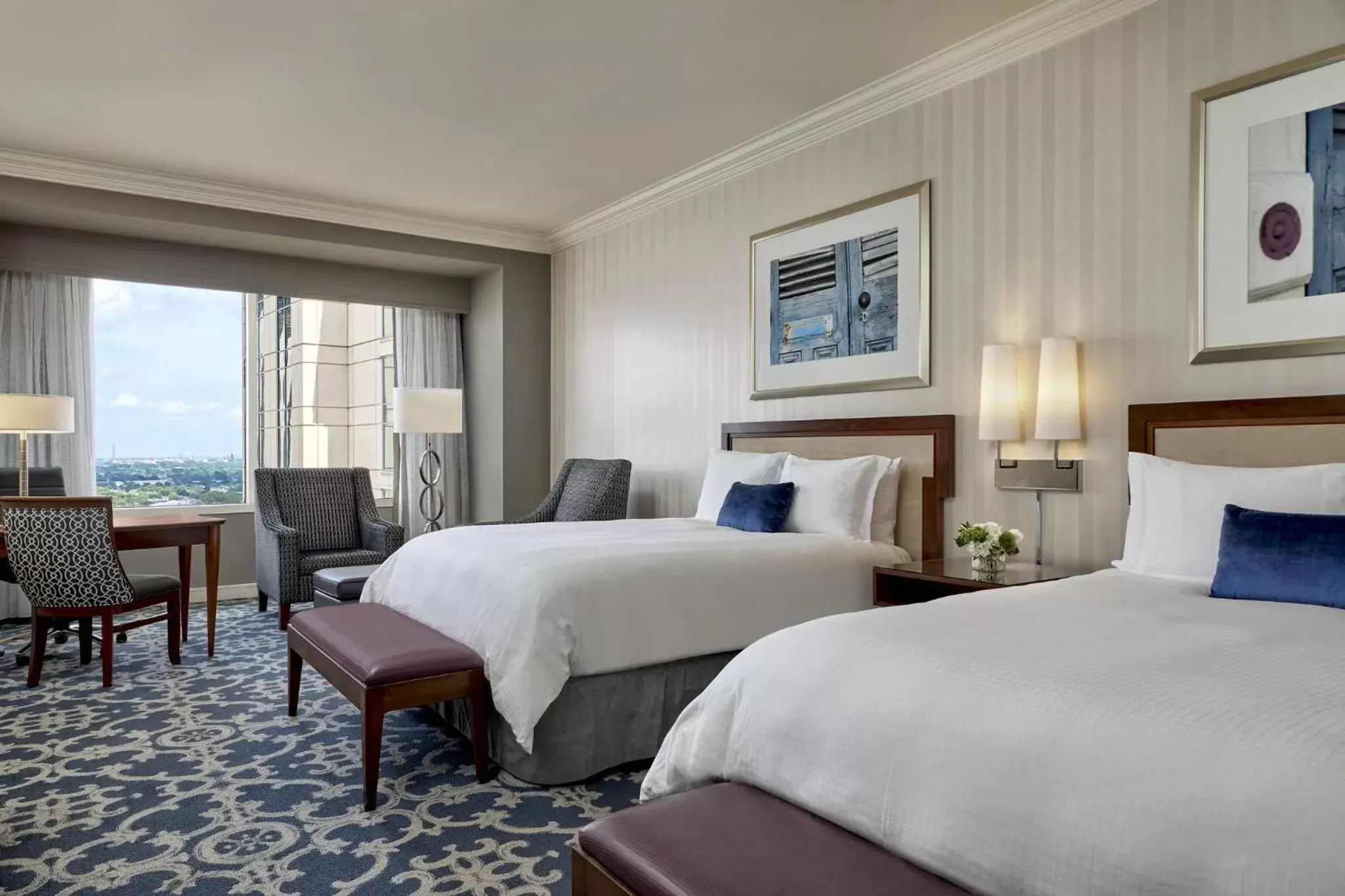 Photo of the whole room, Bed in Loews New Orleans Hotel