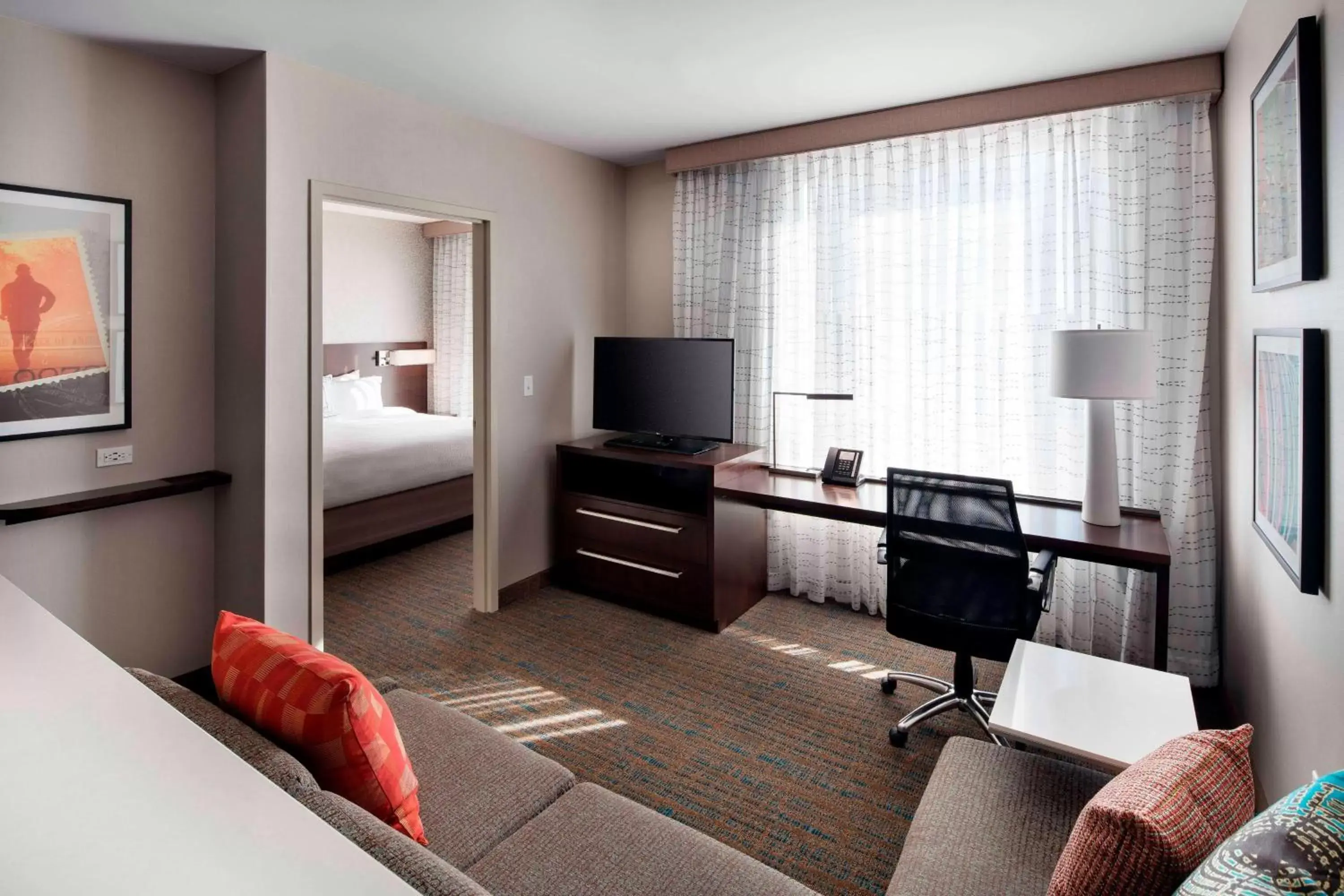 Living room, TV/Entertainment Center in Residence Inn by Marriott Boston Watertown